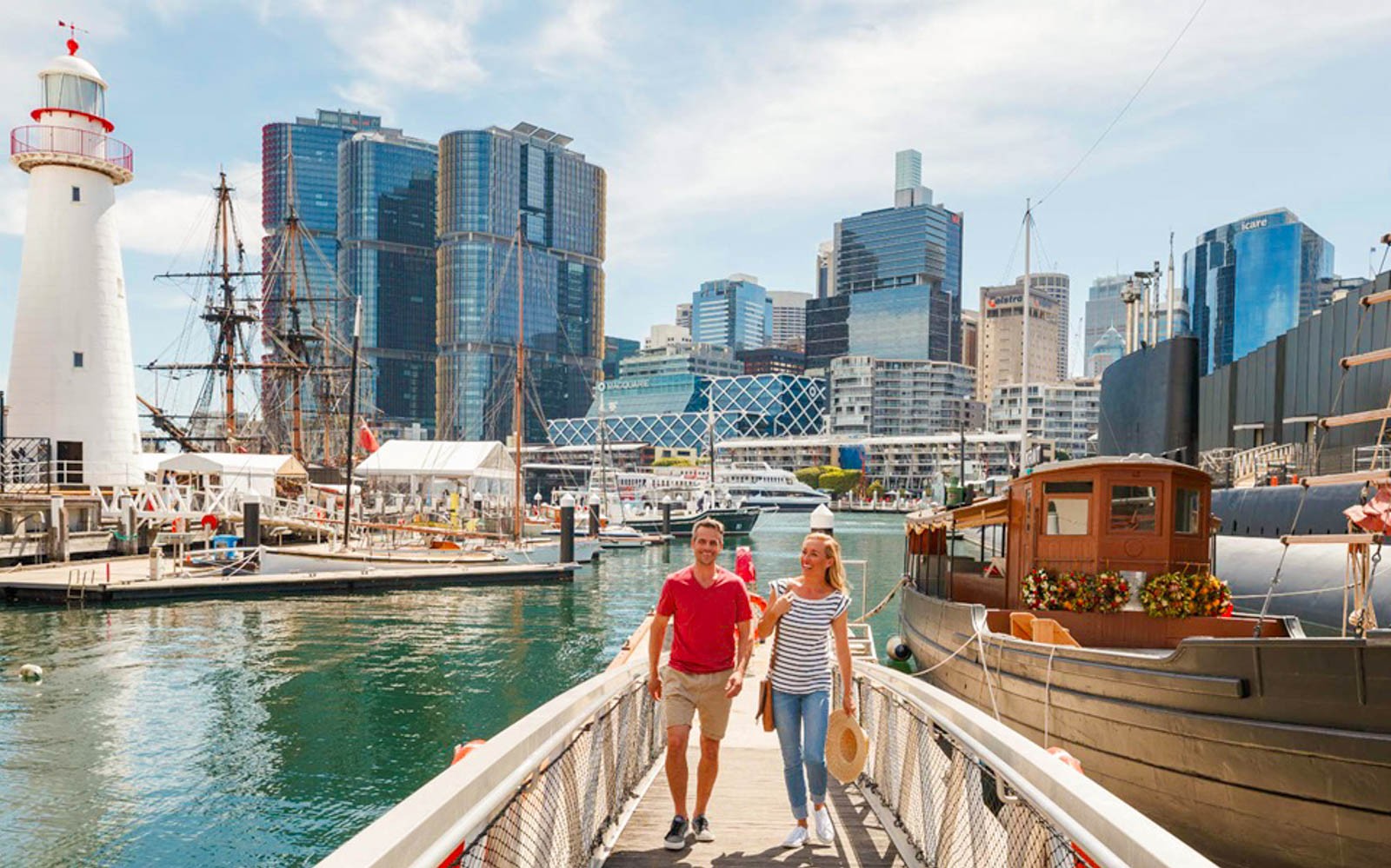 Visiteurs se promenant près des navires au Musée maritime national australien, à Sydney.