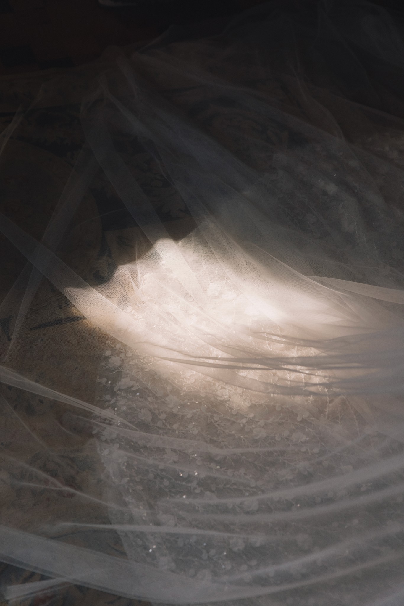 Tulle della sposa illuminato dalla luce naturale, dettaglio atmosferico del matrimonio al Castello di Tabiano