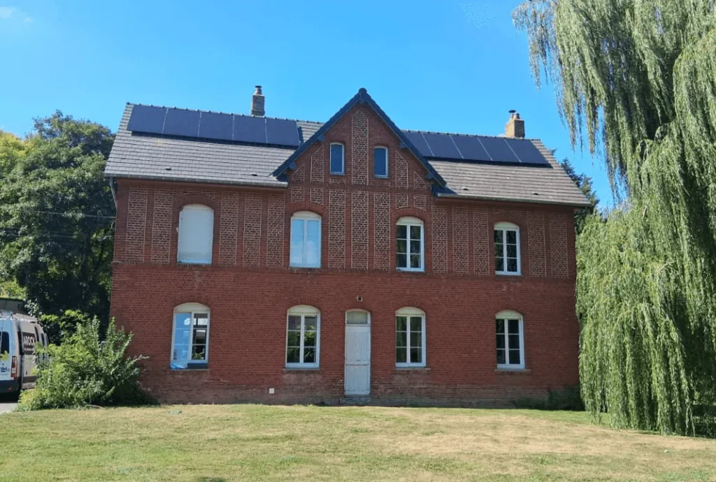 Photo d'une maison à Contre équipée de panneaux photovoltaïques dont l'installation a été faite par Solarock.