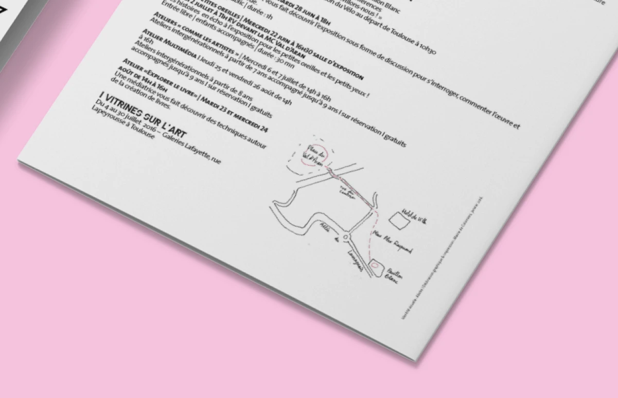 Plan à plat haute définition du recto du guide de visite avec typographie imposante 'GUIDE DE VISITEUR' et carte d'accès.