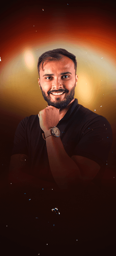 Homem profissional sorrindo, com barba e camiseta preta, em fundo iluminado dourado, transmitindo confiança, autoridade e sucesso para landing page de negócios.