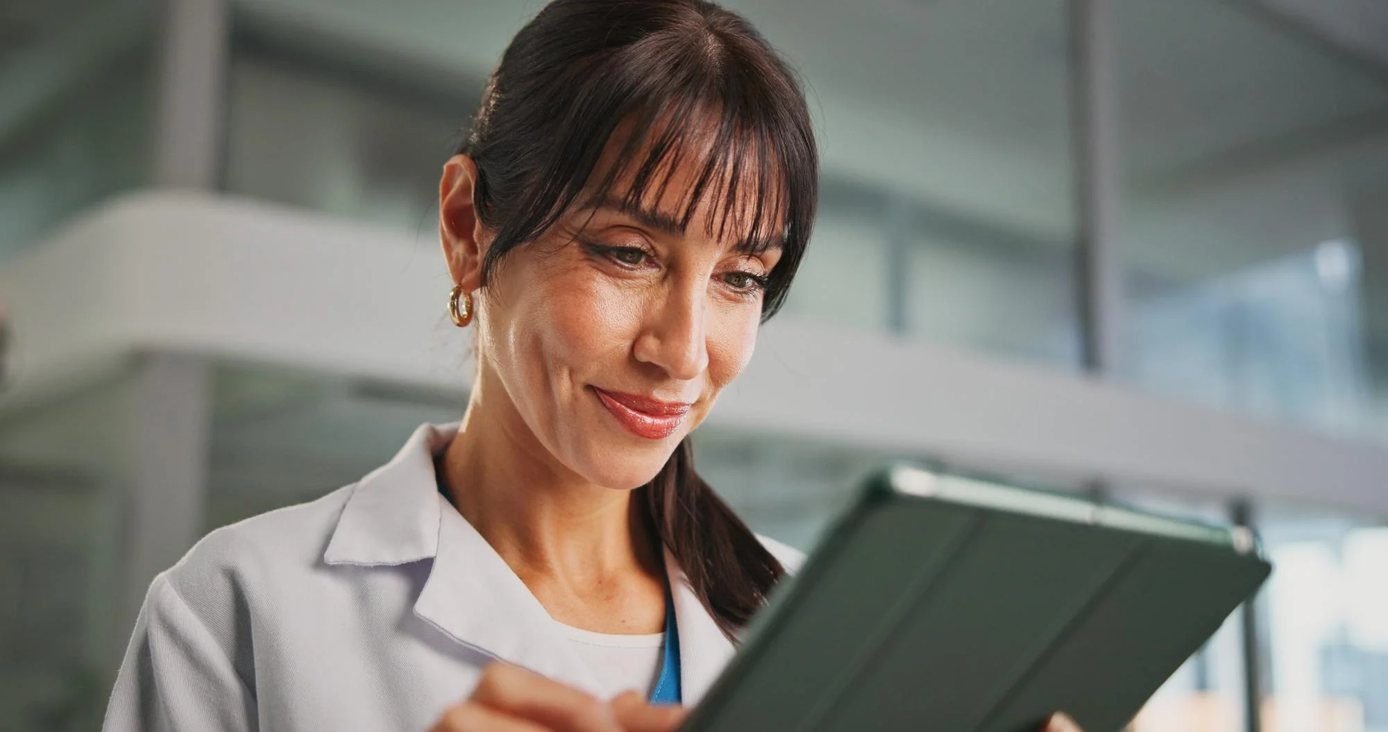 Ärztin mit Tablet in der Praxis