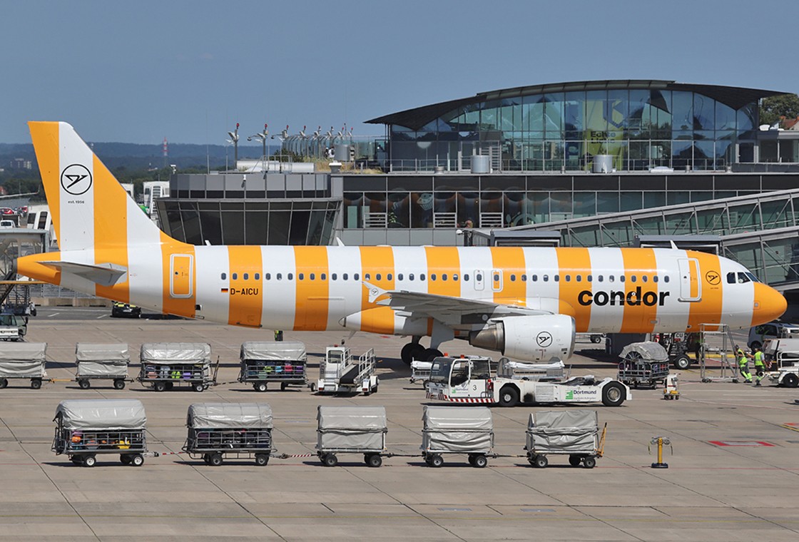 Condor-Flugzeug im Streifendesign vor dem Terminal am Flughafen Dortmund