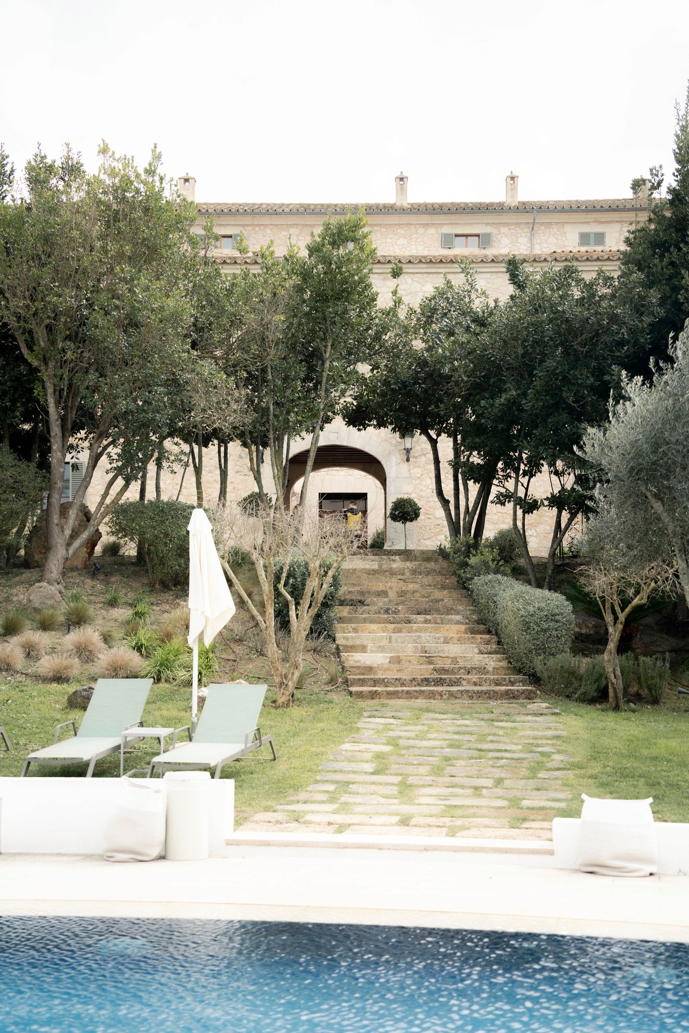 Hochzeitslocation mit Blick auf den idyllischen Garten und den steinernen Eingang