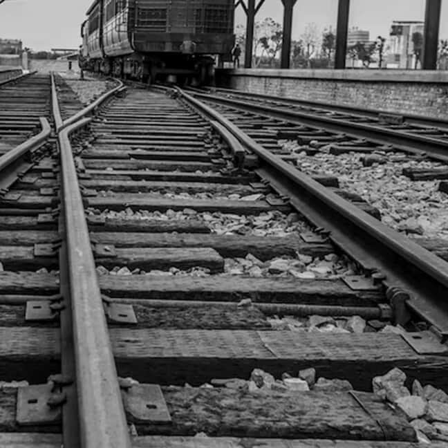 close de trilho antigo da ferrivia 