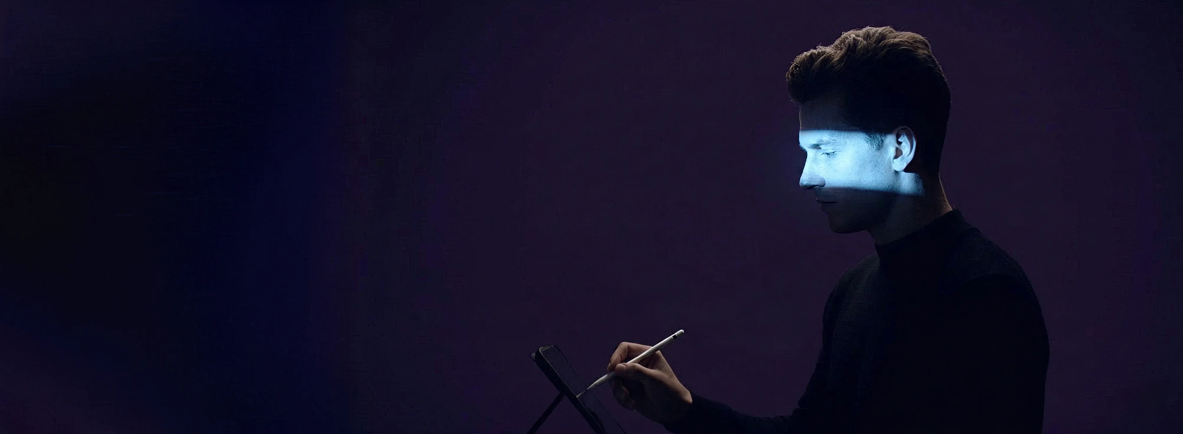 Designer entwickelt Markenkonzept mit Stift auf Tablet — kreative Dienstleistungen für Immobilienentwickler, Projektentwicklung und Markenidentität