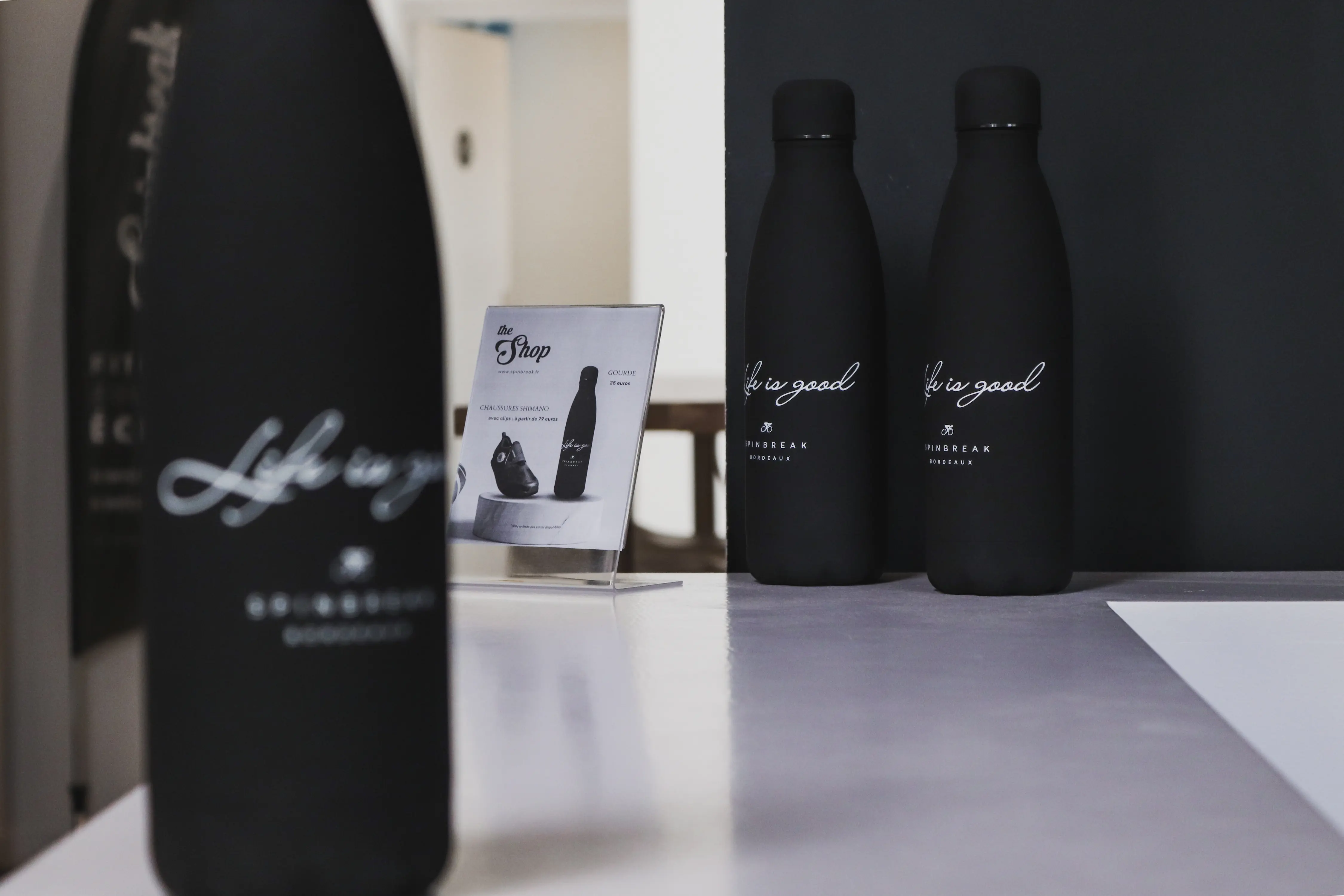 Coach aidant une cliente à ajuster son vélo