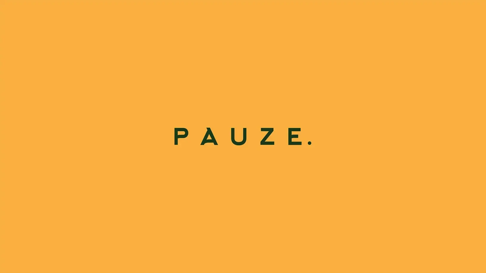 Minimalist graphic with a warm orange background and centered dark green “PAUZE.” text, conveying a calm, intentional pause or moment of reflection.