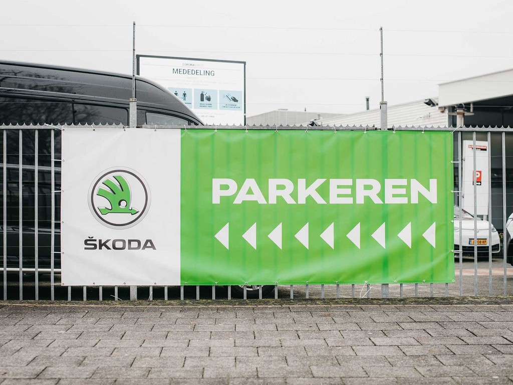 Gevel en terrein signing Skoda 