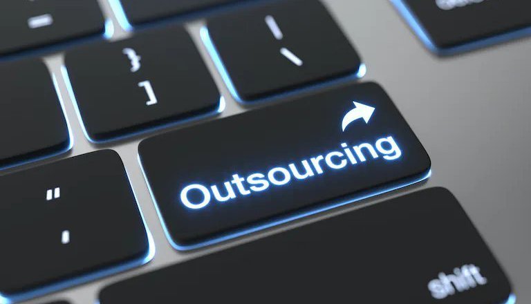 Close-up de uma tecla de "outsourcing" em um teclado