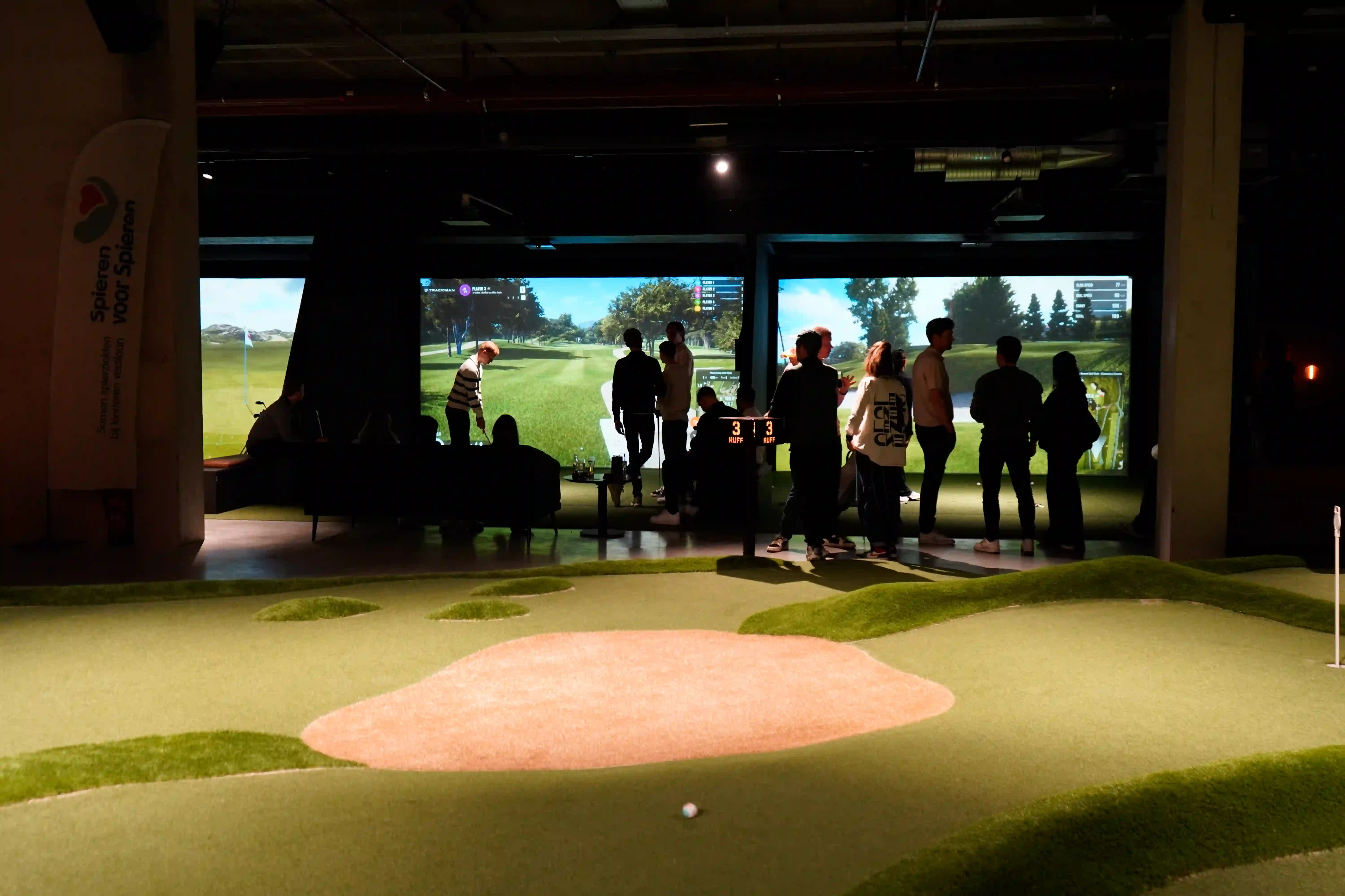 indoor-golf-bedrijfsuitje-utrecht-groepsactiviteit-trackman-virtual-golf-ruff-teambuilding