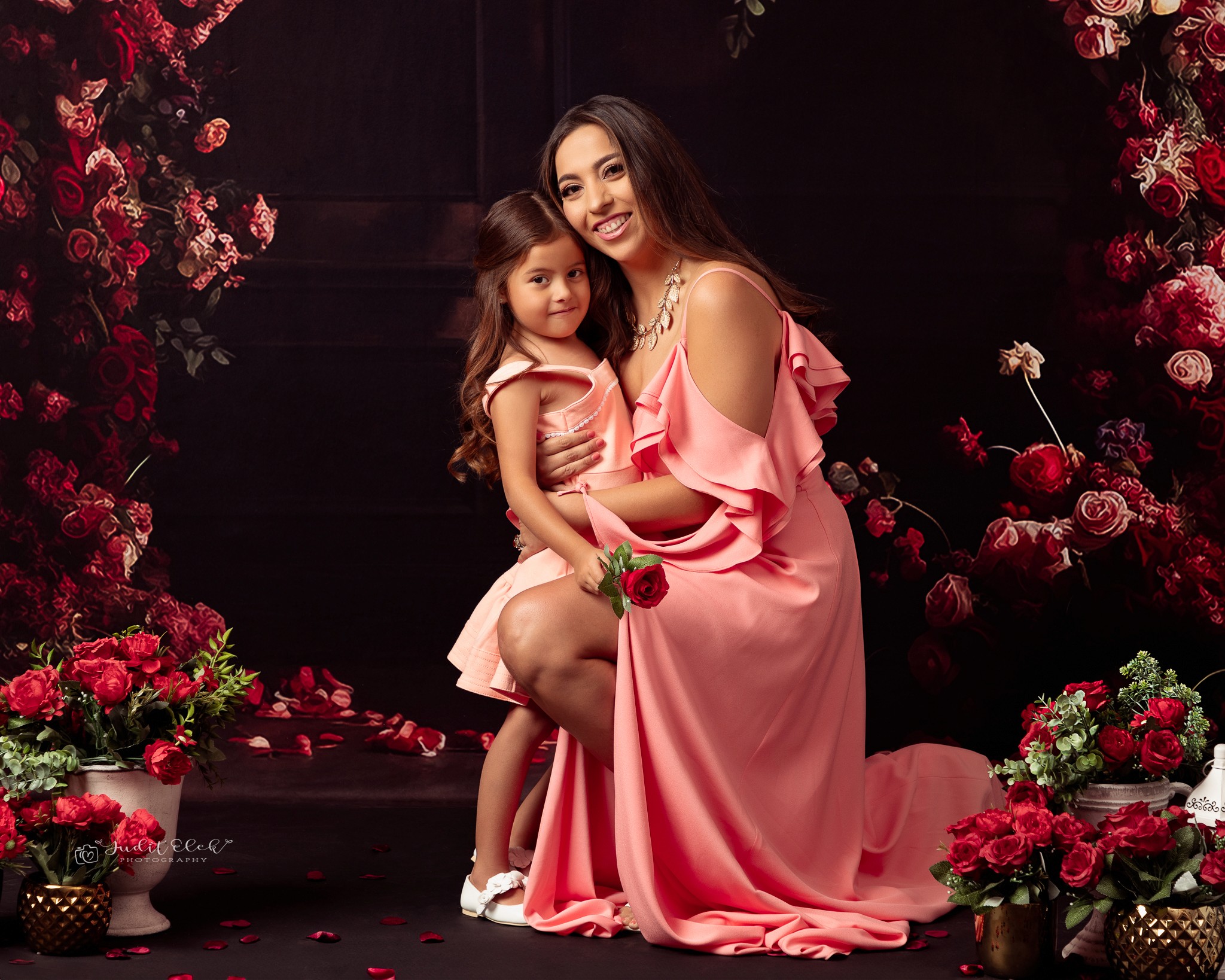 mamá abrazand a su hija en sesión de fotos
