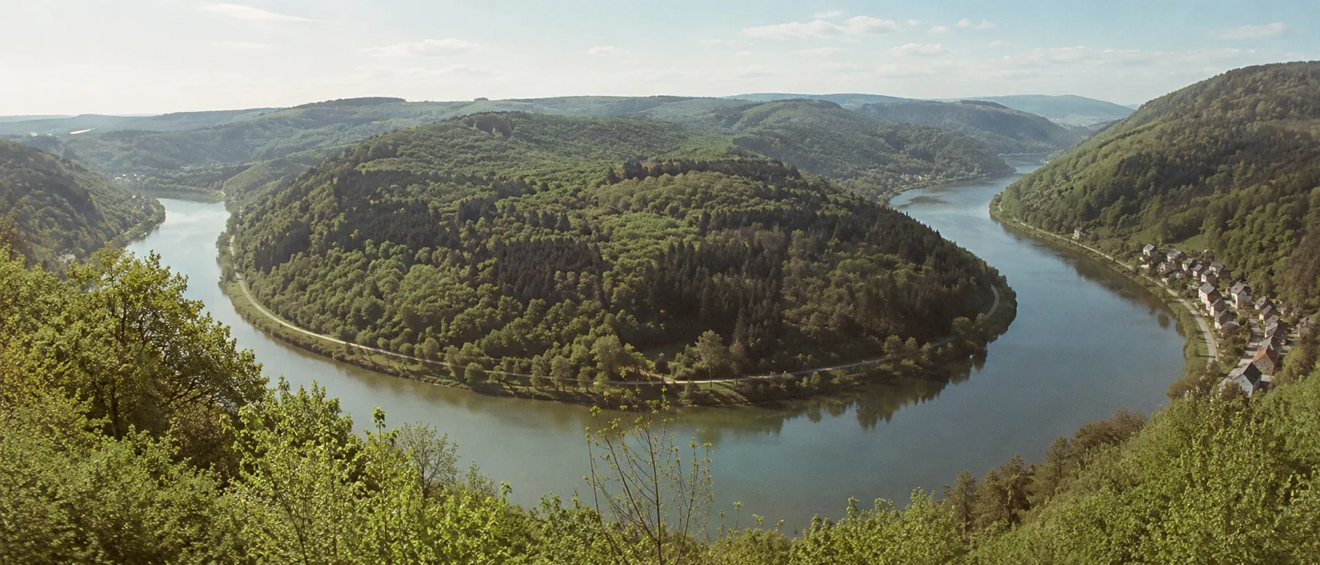 Saarschleife bei Mettlach mit bewaldeten Hügeln und ruhigem Flussverlauf