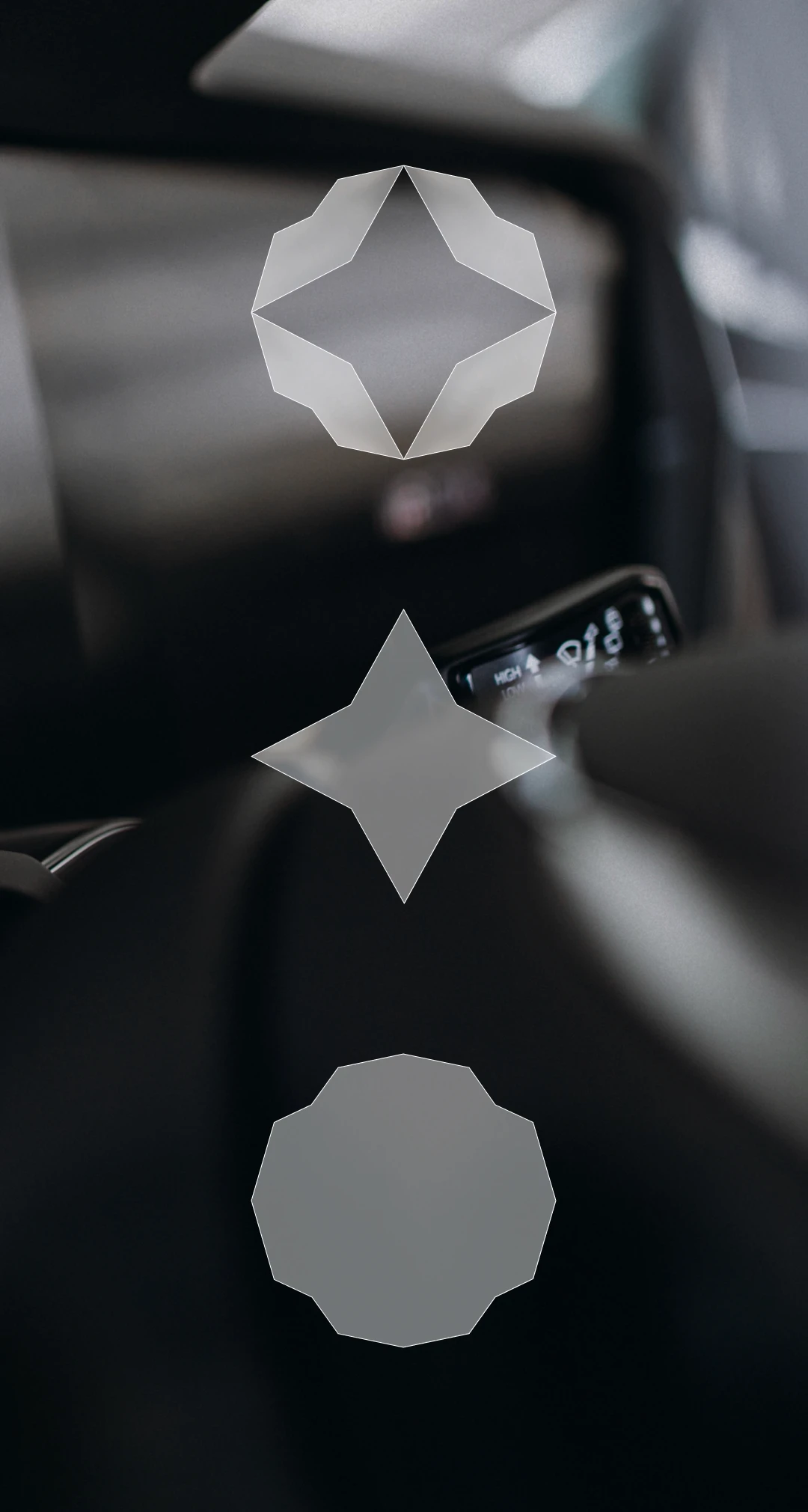 Exploration des formes du symbole AutoLux piste 1 — trois variations de l'étoile-enjoliveur (contour facetté, plein, arrondi) superposées sur fond intérieur voiture sombre, processus de création logo automobile premium, Tartelette Concept Toulouse