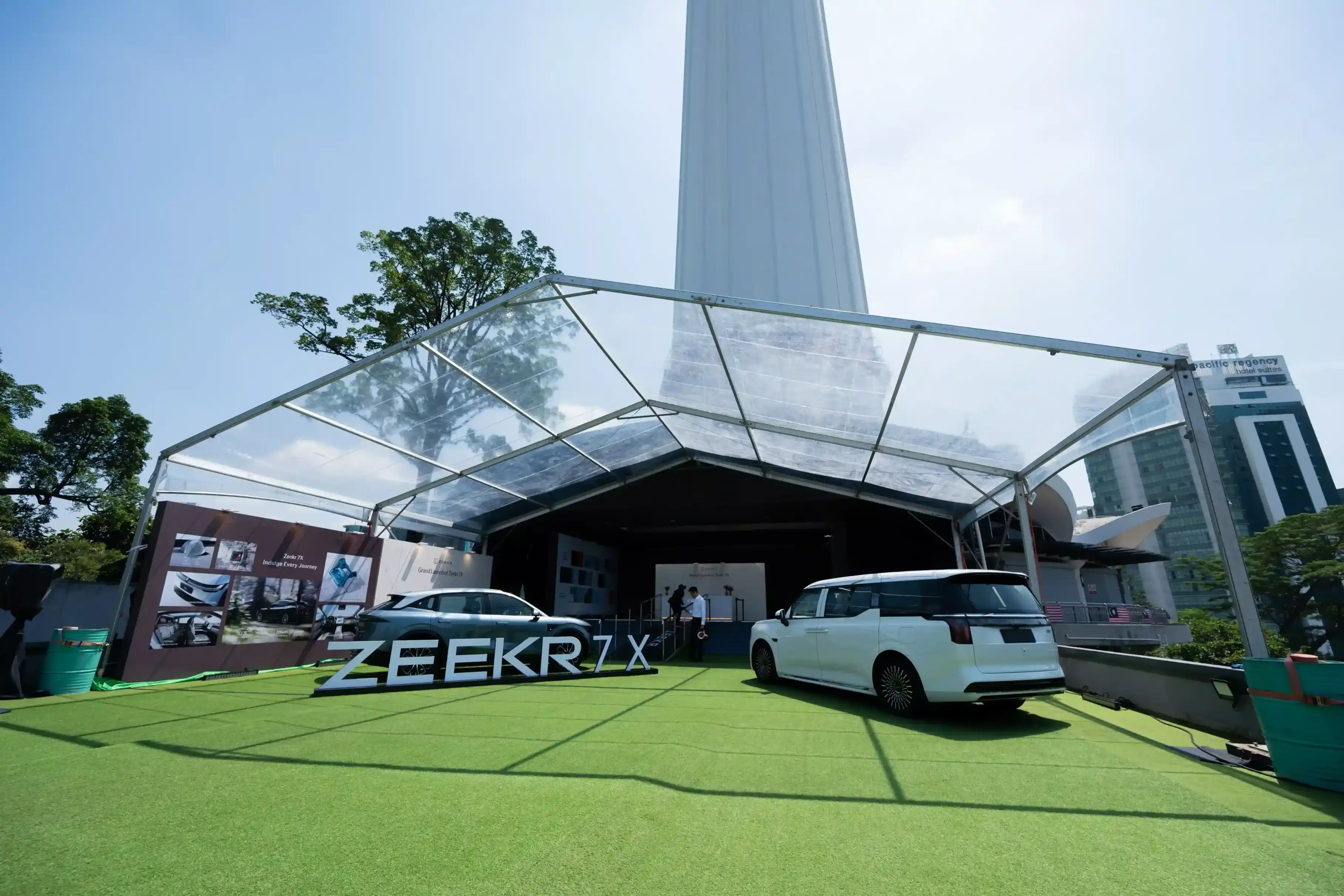 couple-at-kuala-lumpur-tower-sky-deck-panaromic-skyline