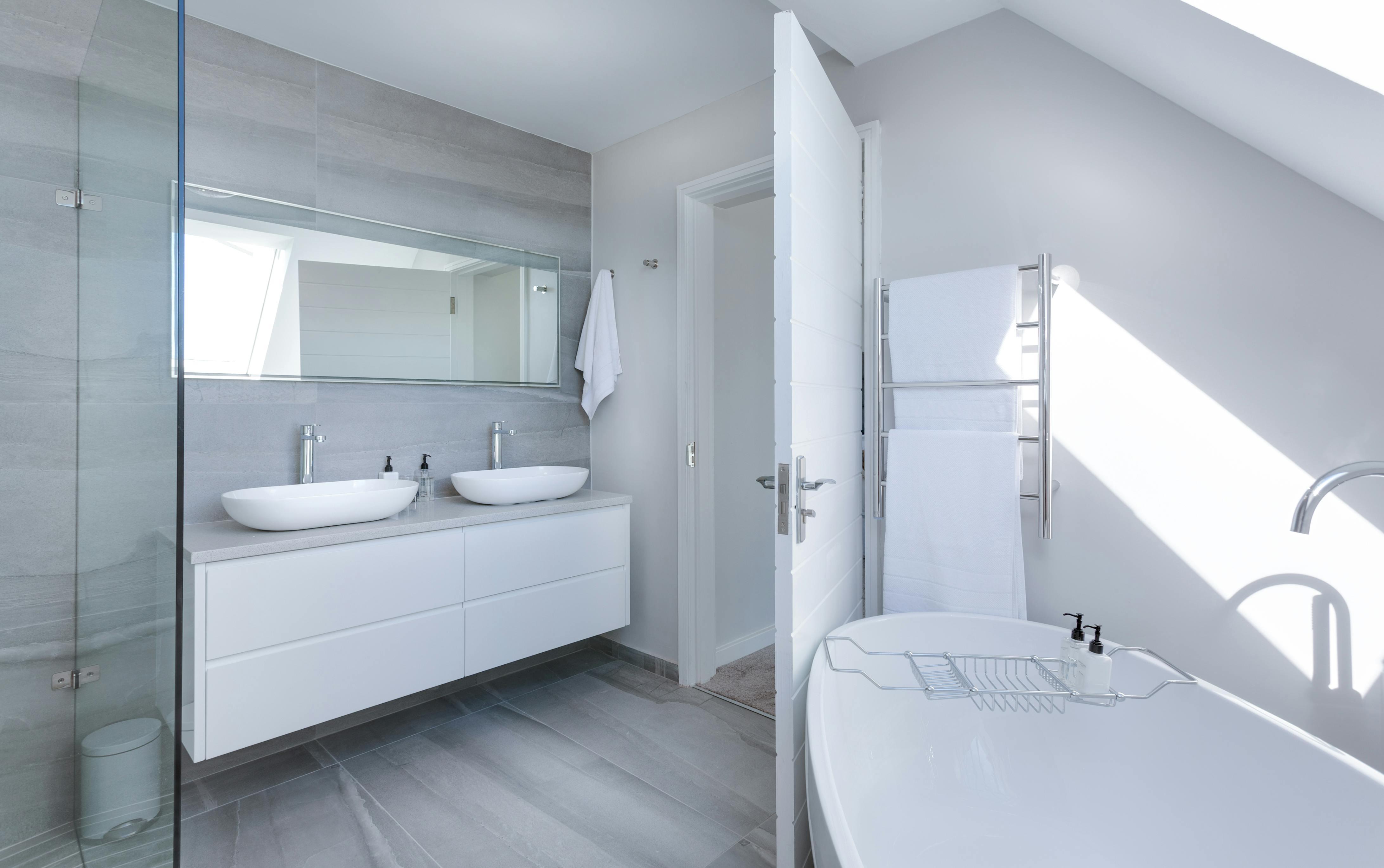 Helles Sauberes Badezimmer