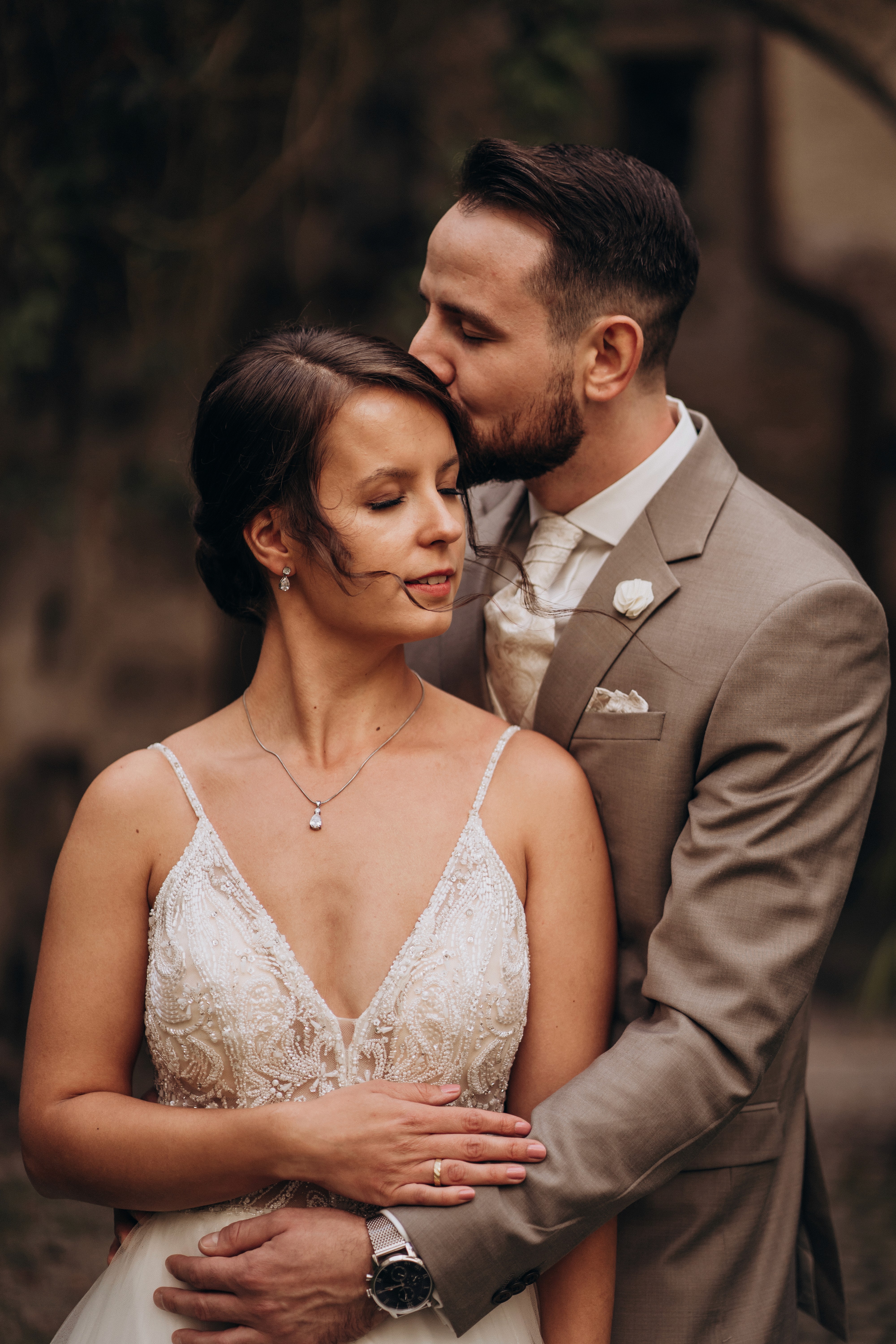 Romantische Hochzeitsfotografie in Bogen – Brautpaar bei einem natürlichen Paarshooting.