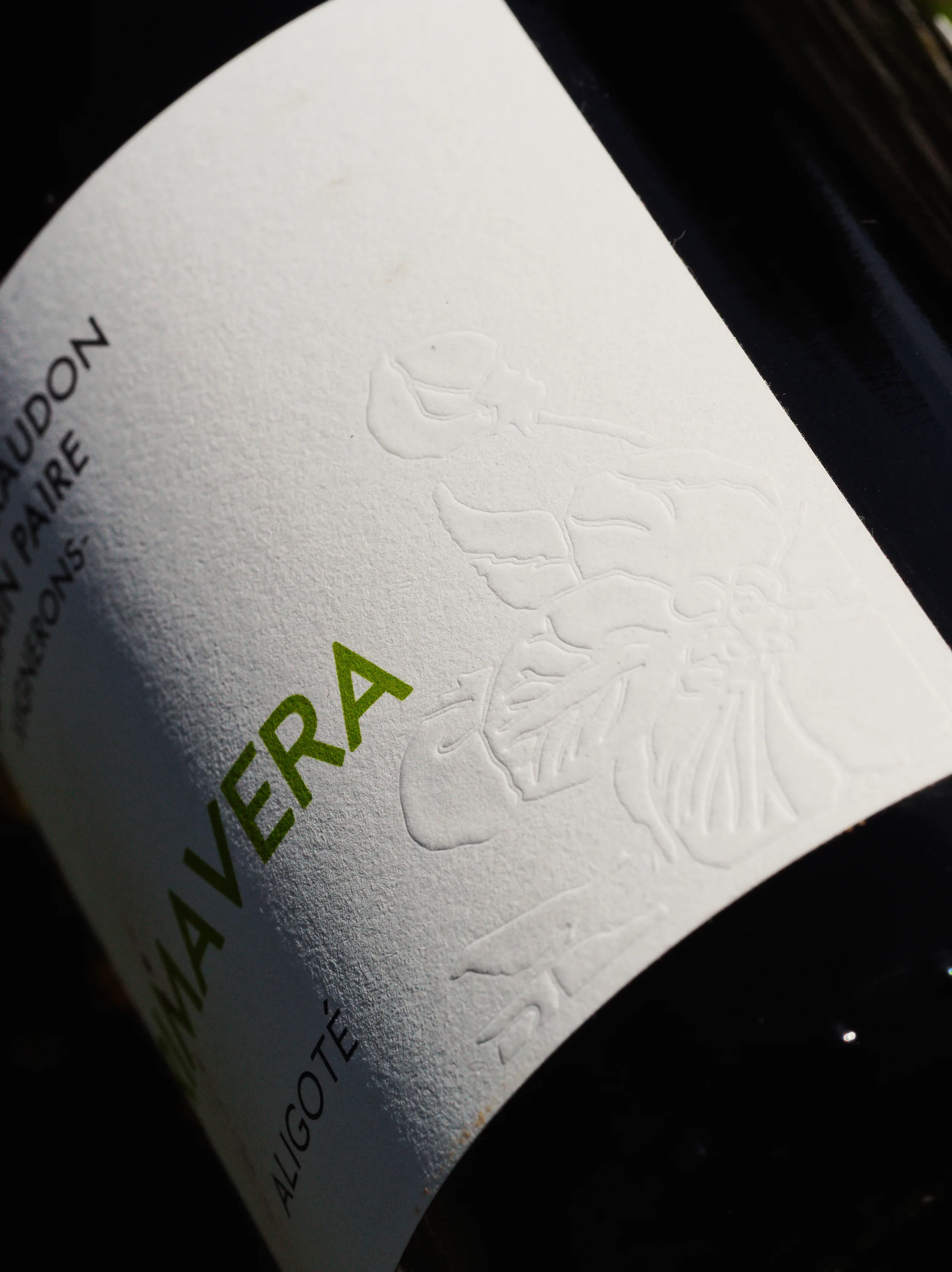 Photographies sensibles et naturelles mettant en valeur les bouteilles de vin nature vendues par Paris 90 à Copenhague