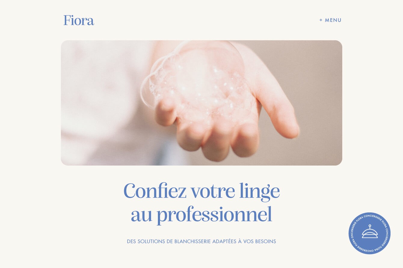Page d'accueil du site web de Fiora Blanchisserie, conçu par Studio Boume. Design épuré et professionnel avec une image mettant en avant la douceur et la qualité du service de blanchisserie.