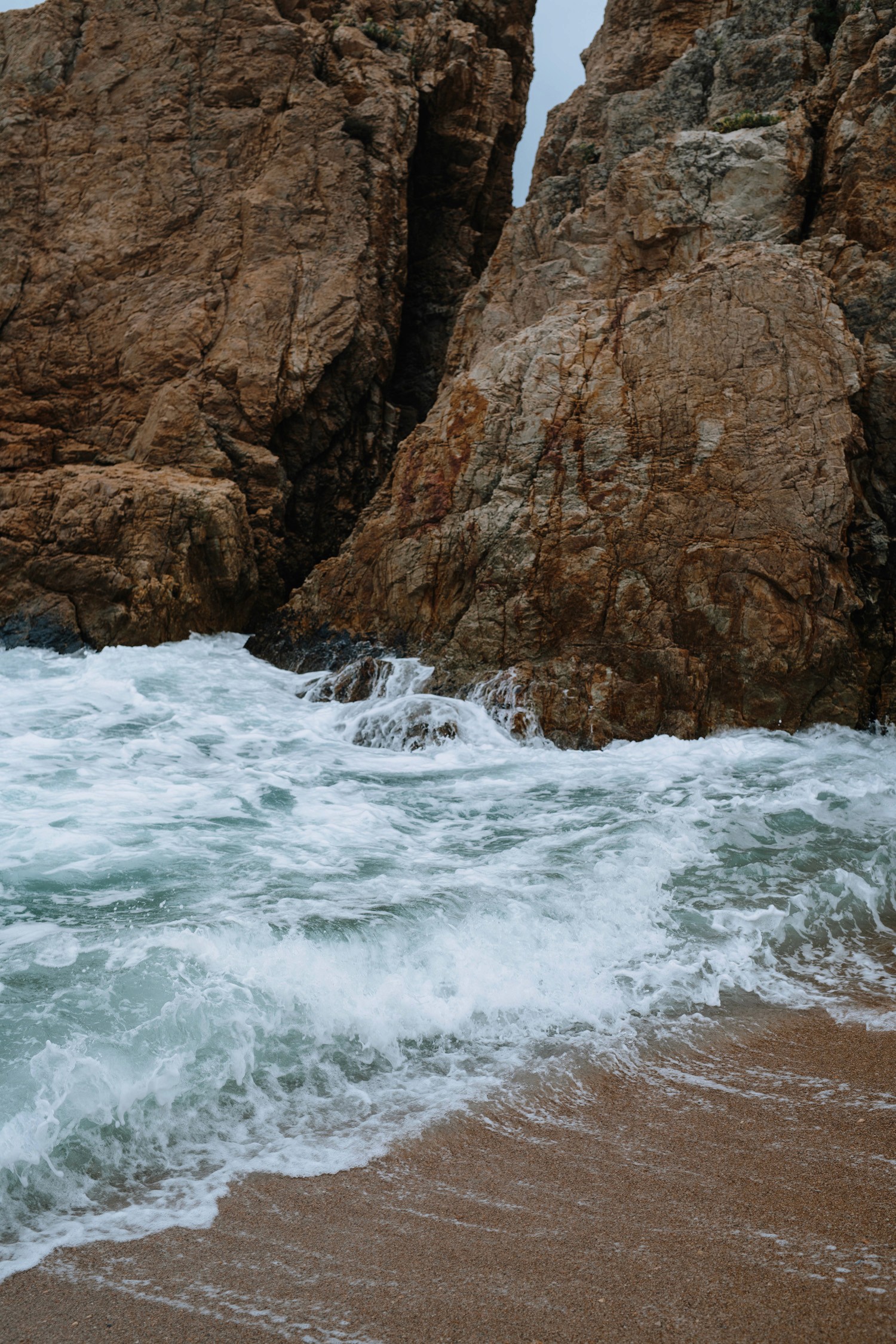 Tekstūruota uolos nuotrauka naudojama kaip fonas Ausvydas Baltuonis odontologijos ir implantologijos paslaugų puslapyje