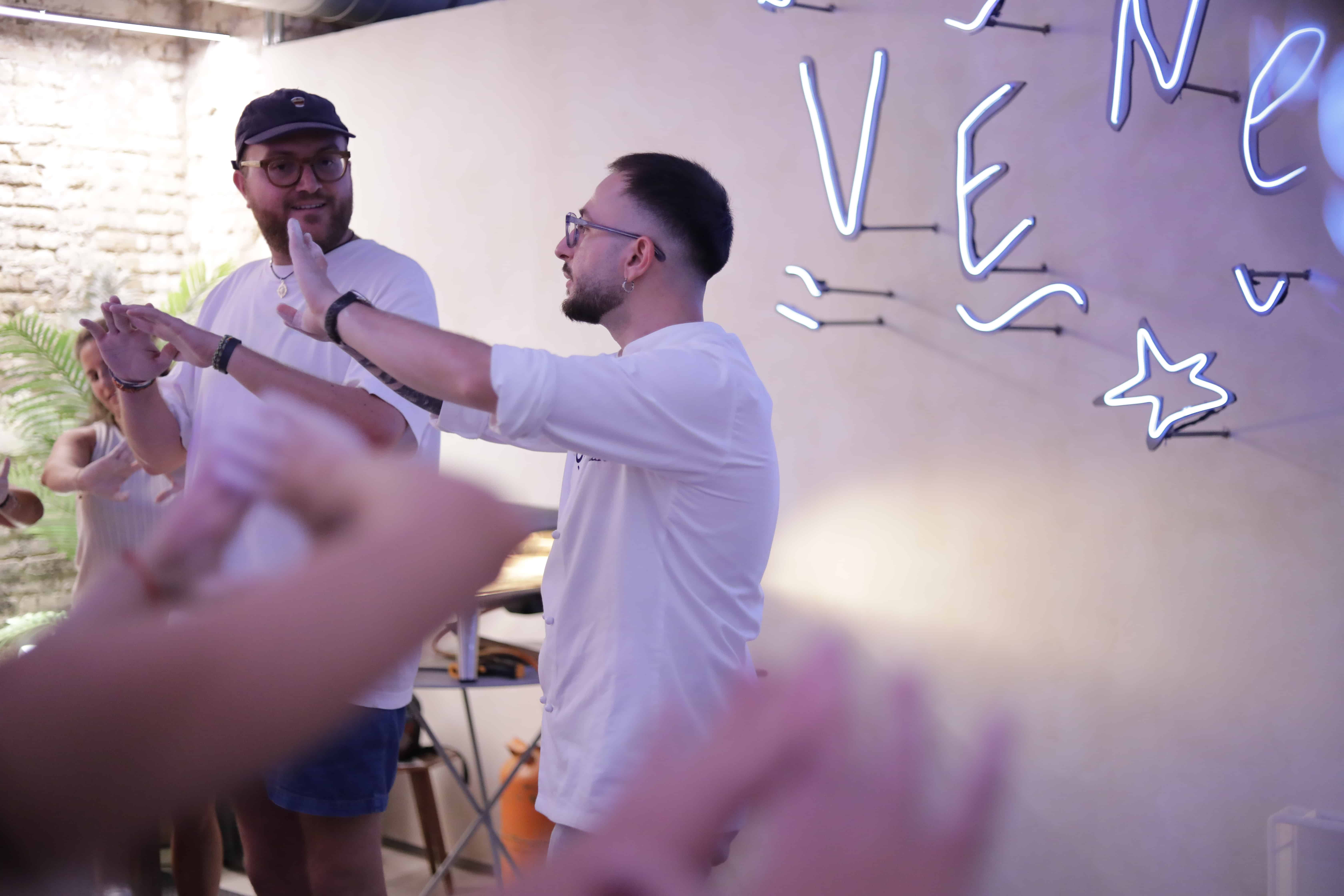 Walter Romano explaining how to put your hand on the pizza on a neapoletanean pizza workshop