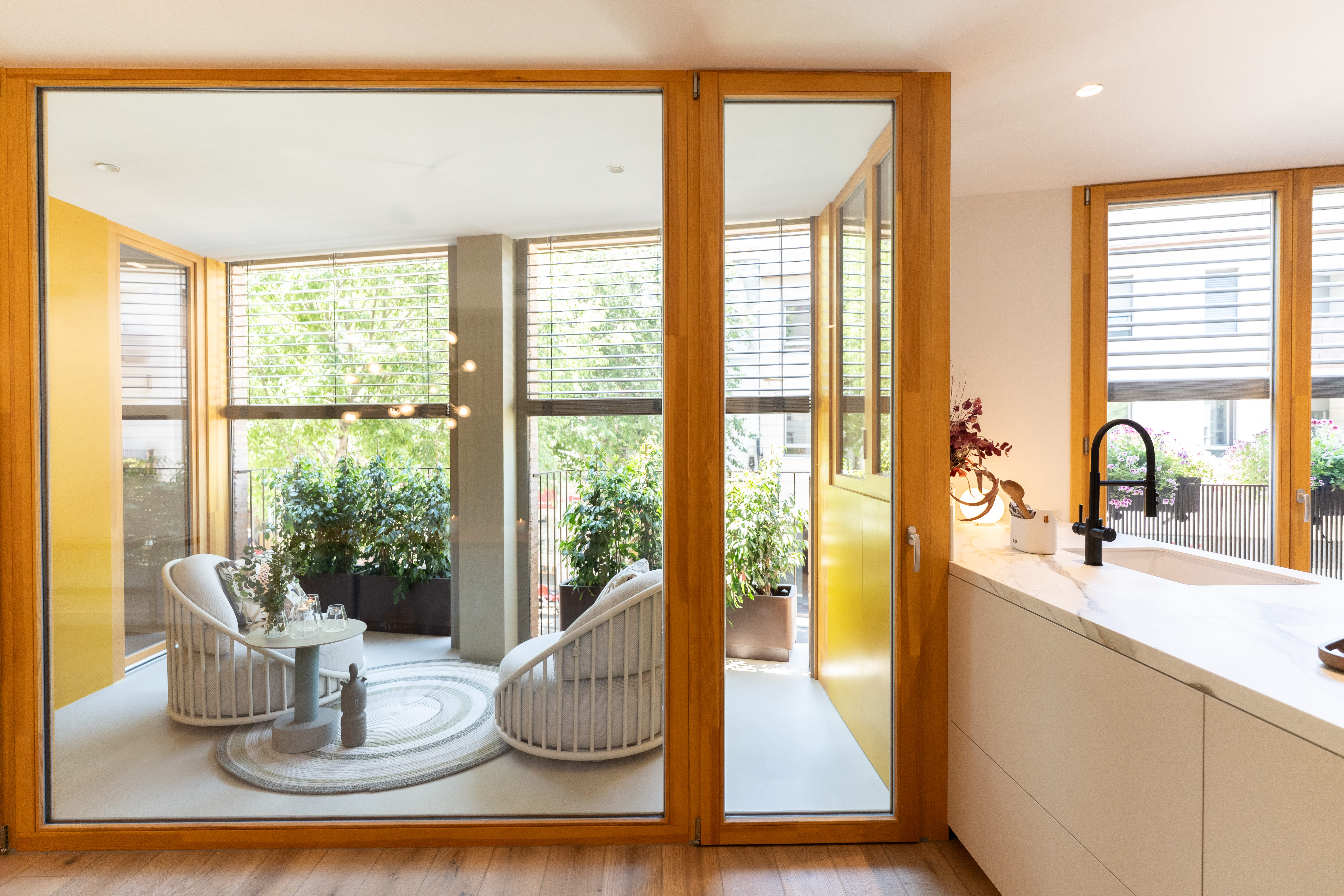 Zona de terraza acristalada con sillones