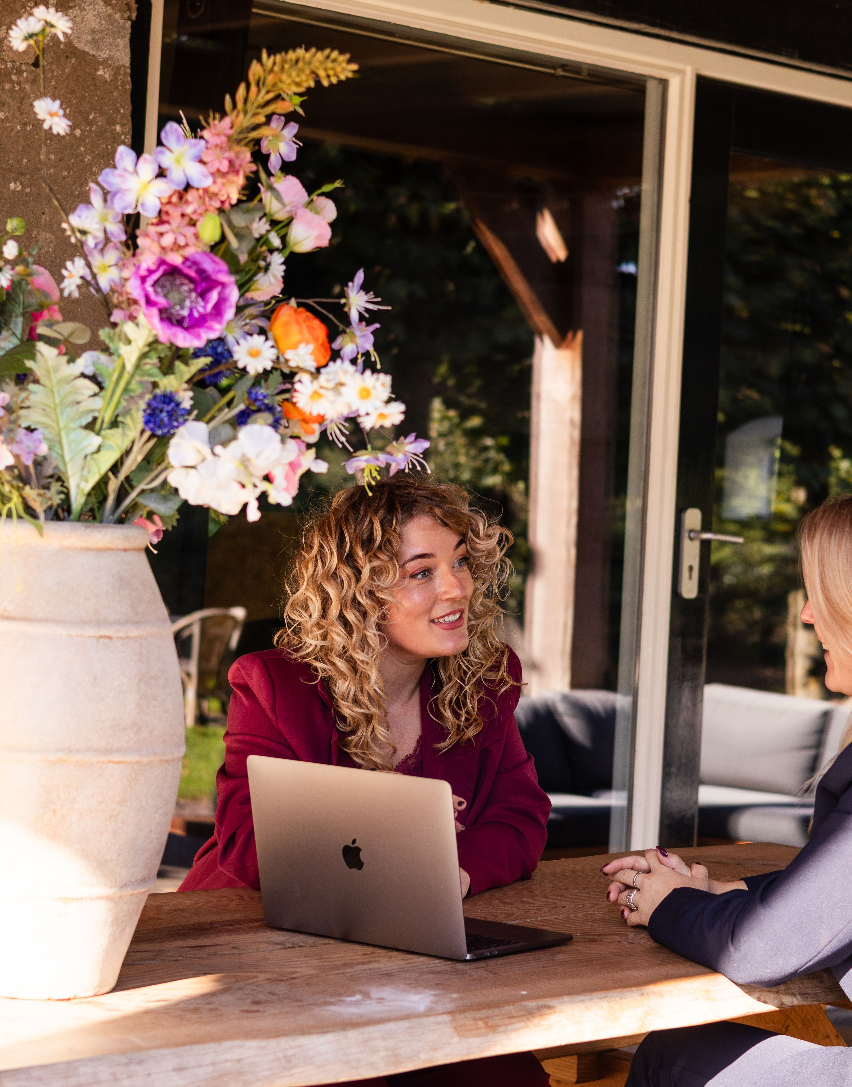 Tess Meijer watching the sunset over the sea, symbolizing reflection, peace, and personal growth.
