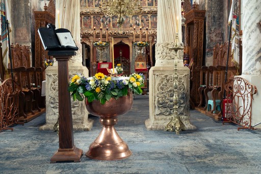 Interior de biserică în timpul ceremoniei de botez din București.