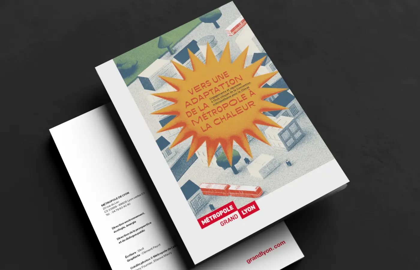 Couverture d'une brochure de la Métropole de Lyon intitulée 'Vers une adaptation de la métropole à la chaleur'. Le titre est inscrit dans une forme de soleil orange vif, survolant une illustration stylisée de la ville en vue aérienne.
