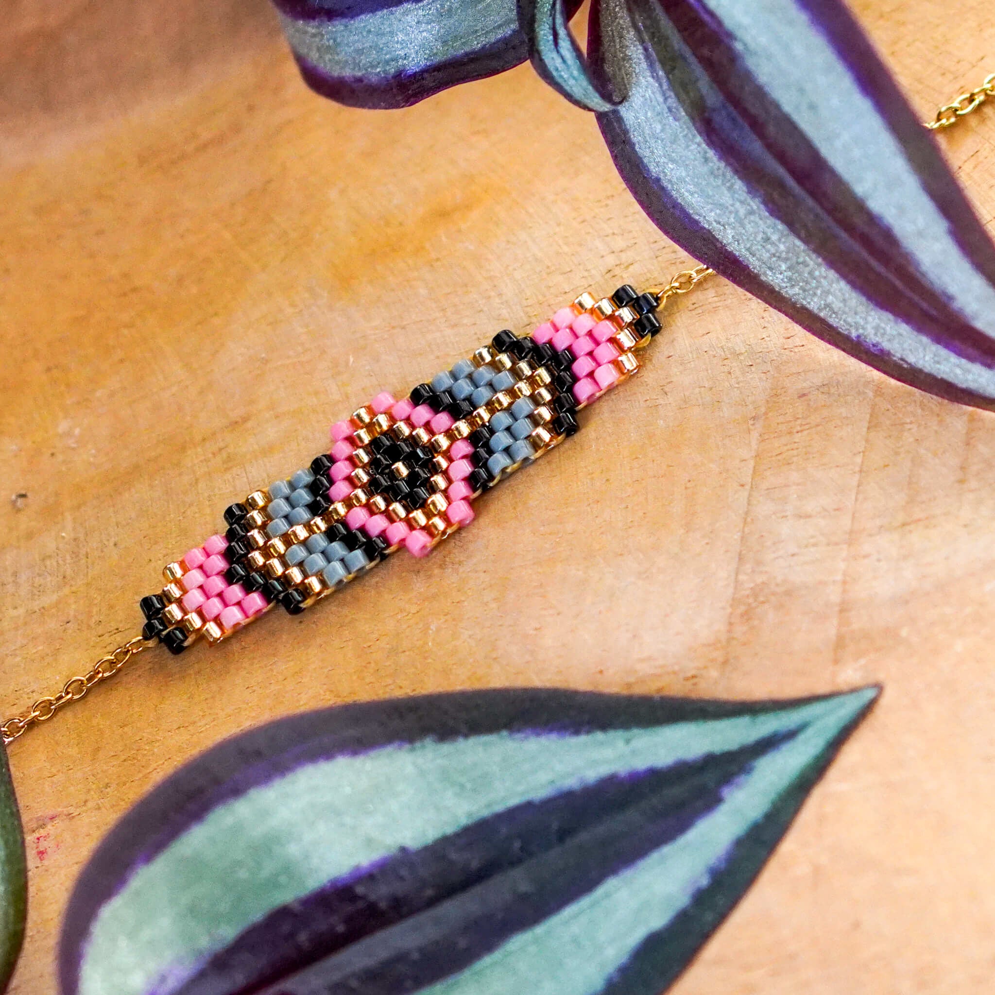 bransoletka handmade na łańcuszku różowa szara 