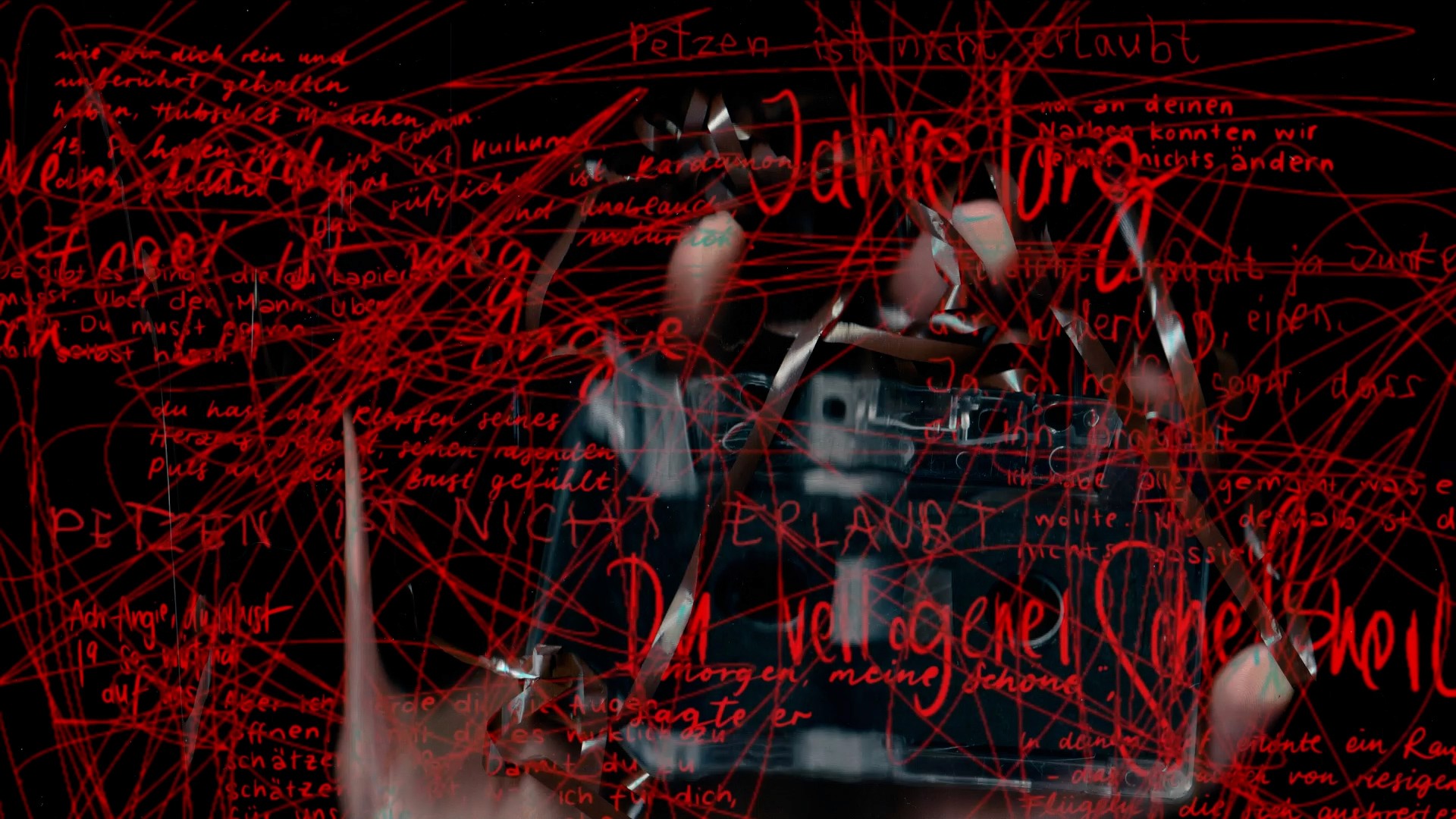 Foto von beschriebener Wand mit Kritzelein von Kindern