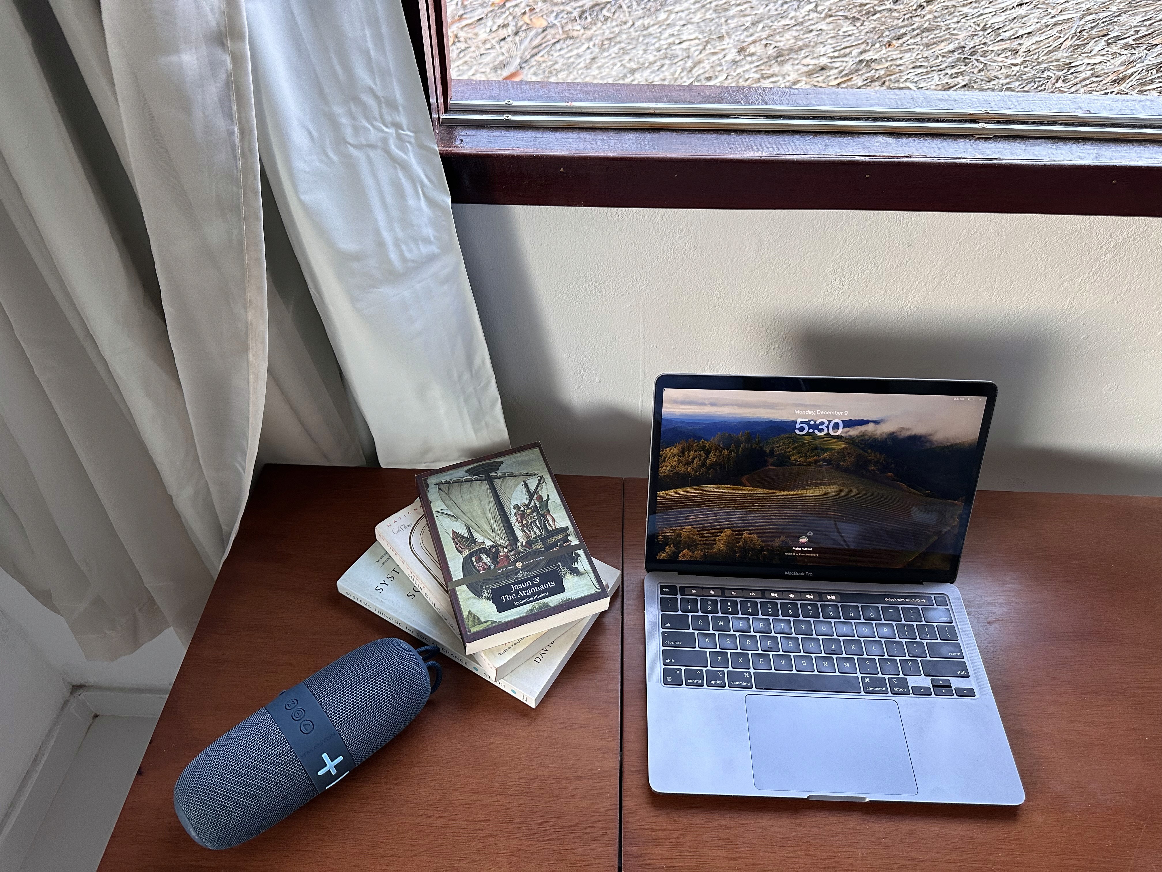 Livros na escrivaninha da Casa Ingapura