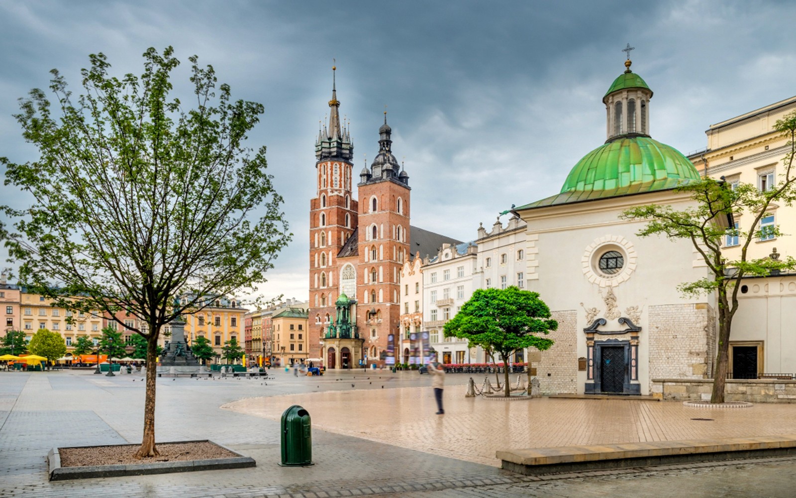 St. Mary-basilikaen på hovedtorget i Krakows gamleby med omkringliggende historiske bygninger.