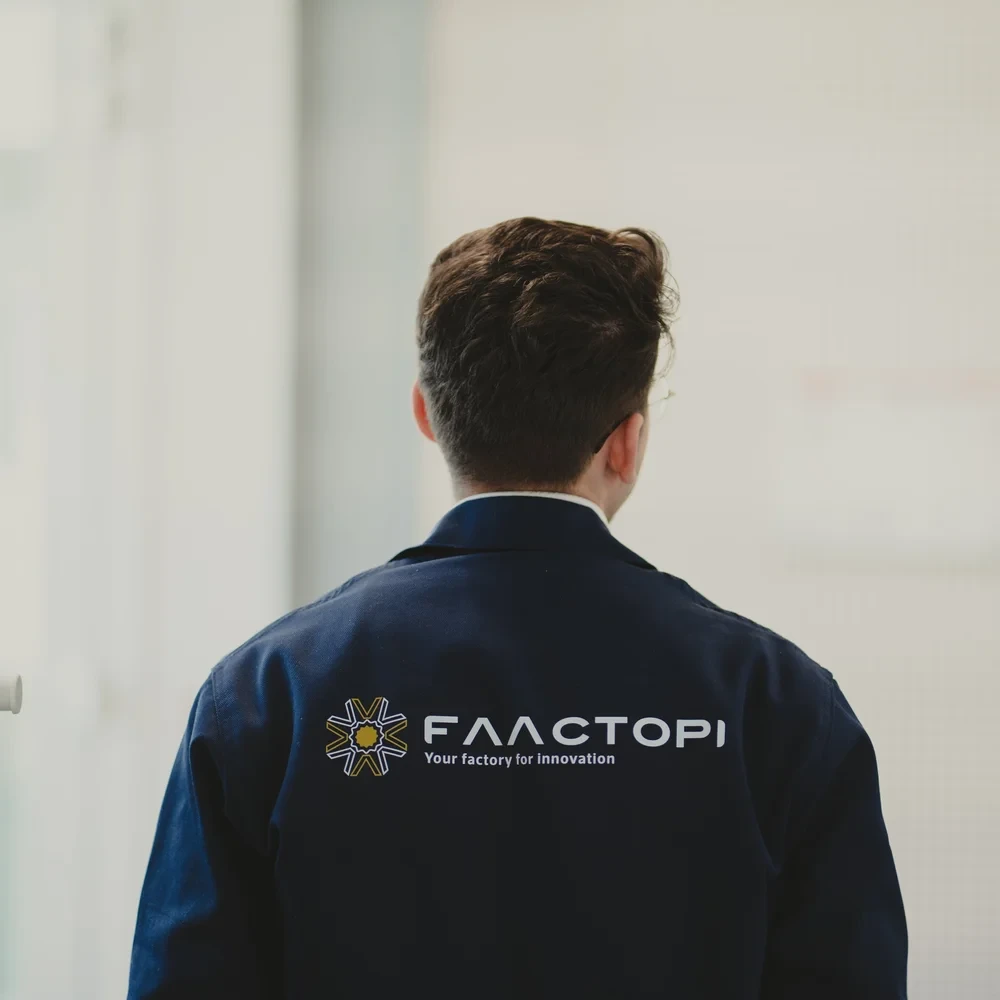 Collaborateur Faactopi de dos, veste aux couleurs de la marque