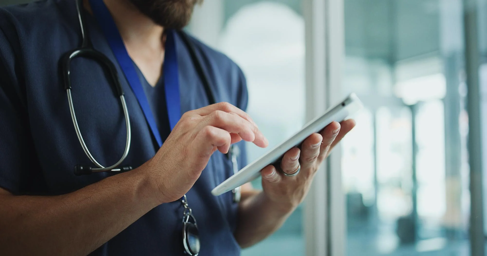 Ärztin mit Tablet in der Klinik
