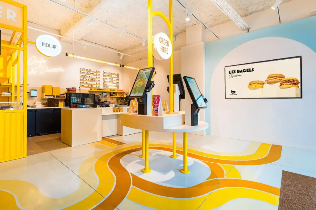 Intérieur d'un bagel corner avec des bornes de commandes