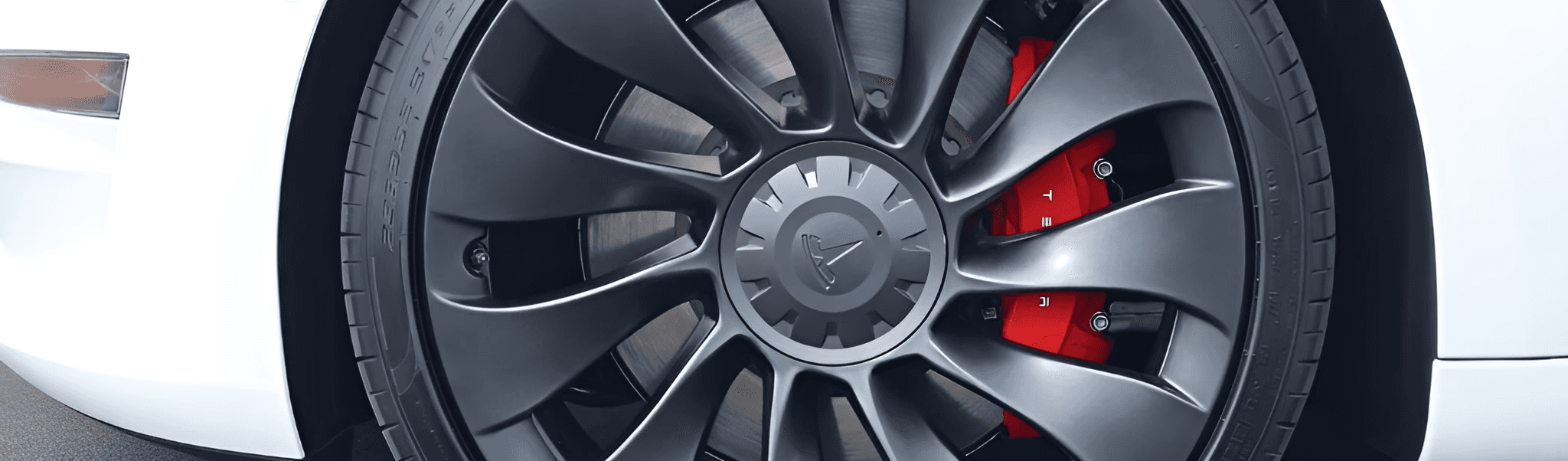 Roue de Tesla Model 3 Performance avec jante noire aérodynamique et étrier de frein rouge