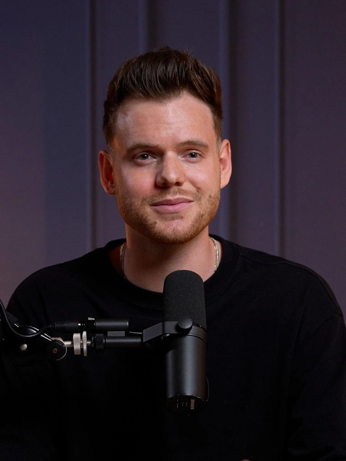 Maximilian Raabe, Co-Founder der KI Creator Akademie, am Podcast-Mikrofon