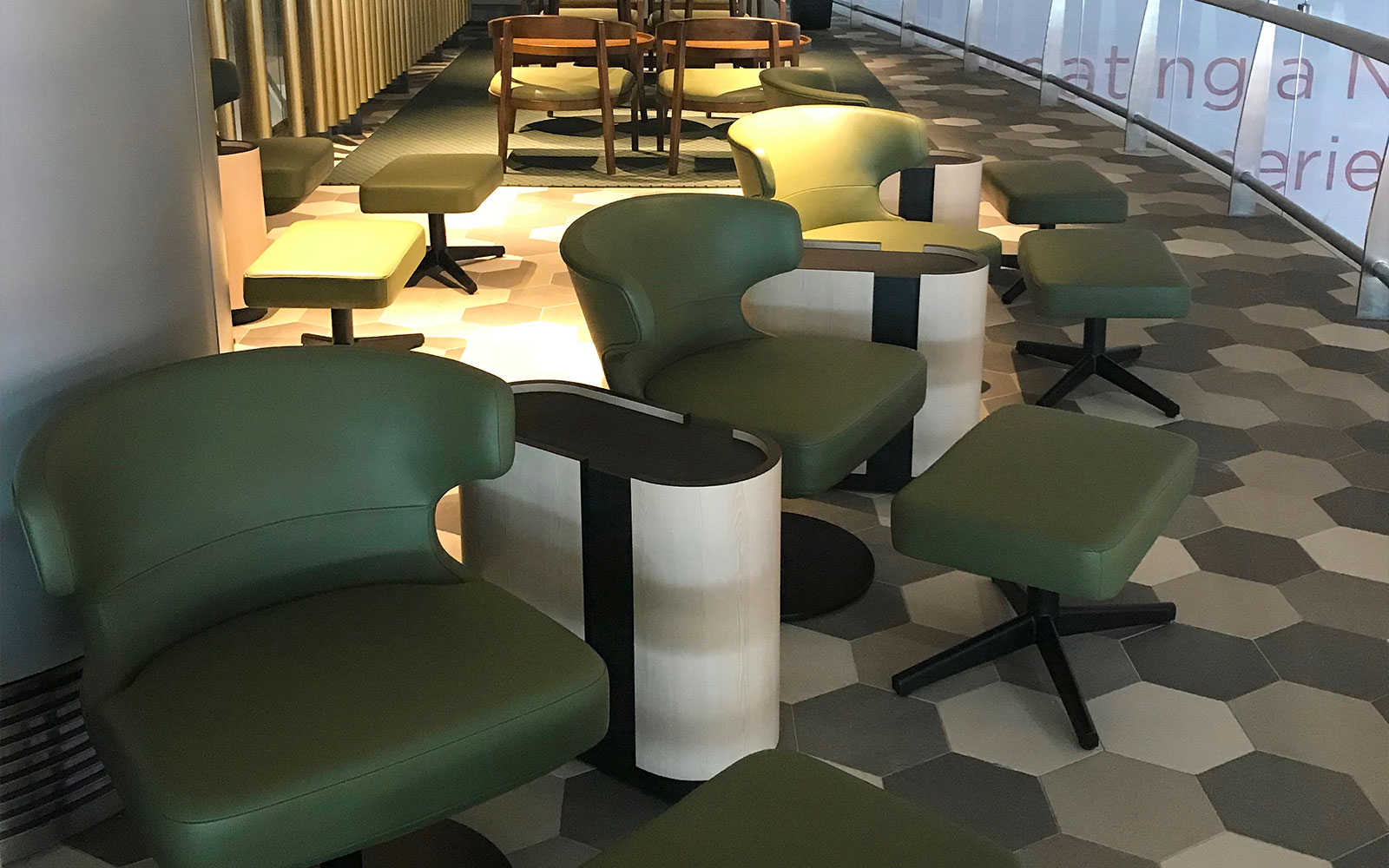 Àrea de seients del lounge Blossom SATS a la terminal T4 de l'Aeroport de Changi de Singapur a les sortides internacionals.