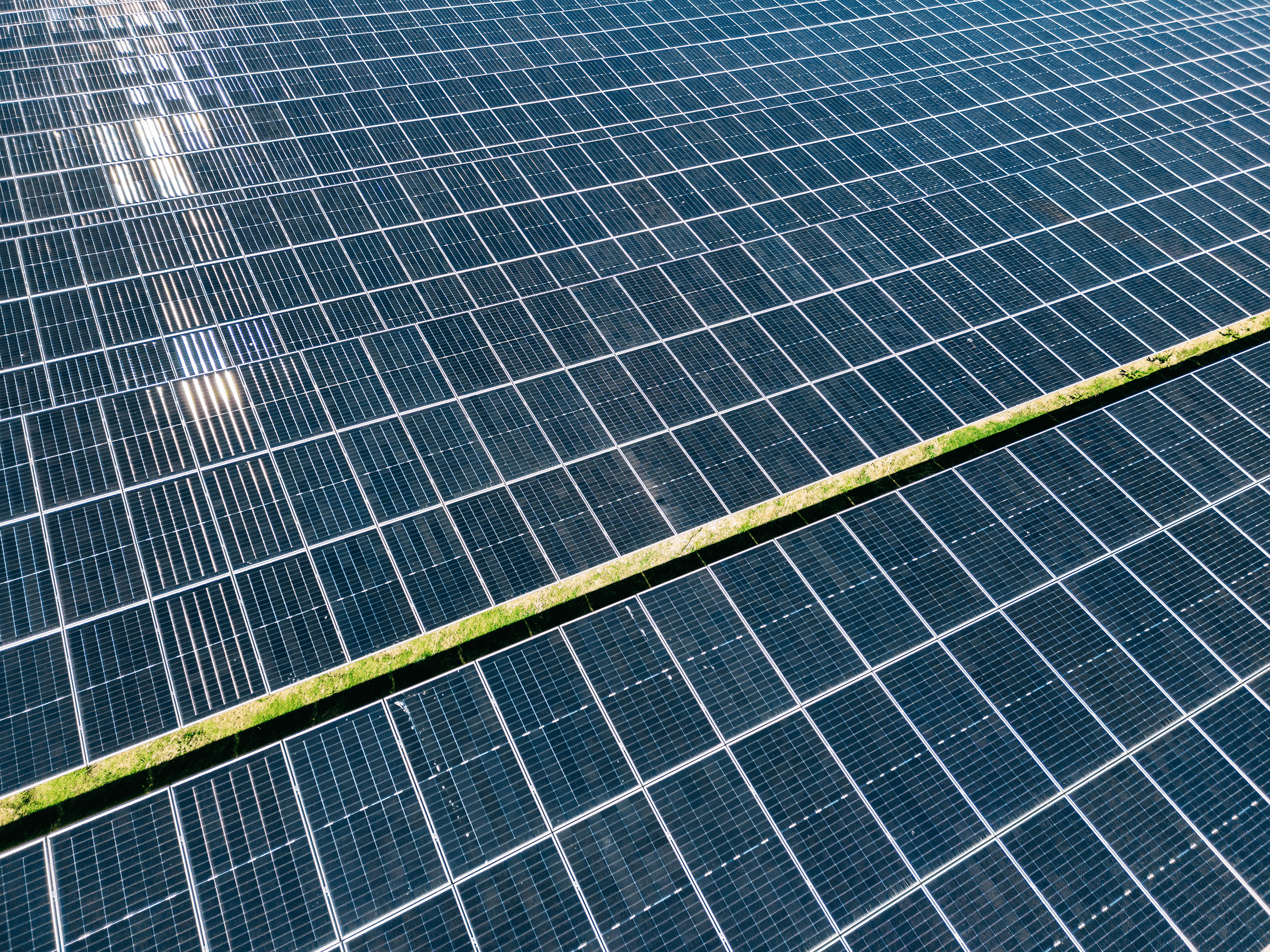 Blick auf Photovoltaikmodule im Hybriden Energiepark Sande