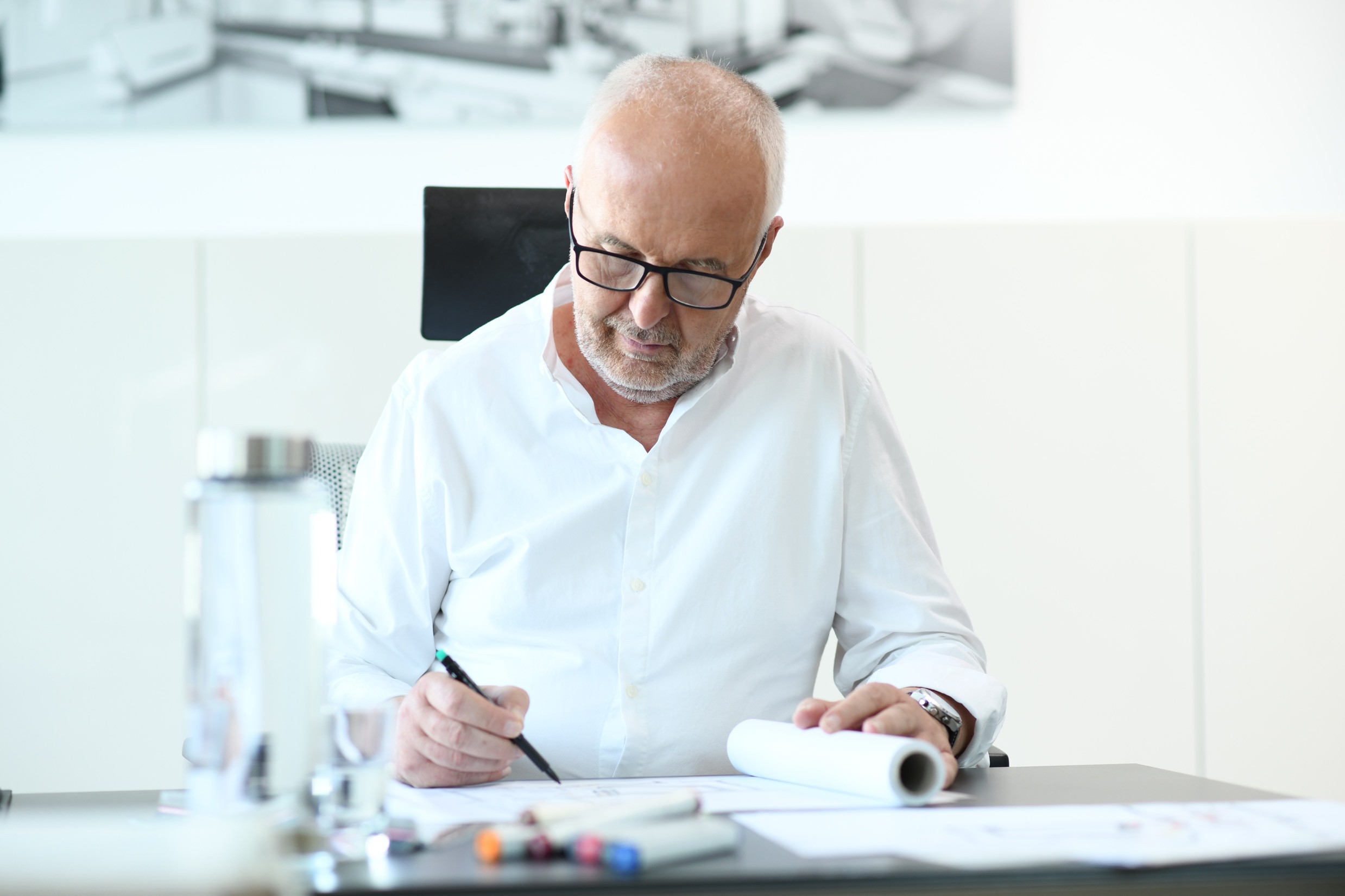 Herr Greb zeichnet Bauplan