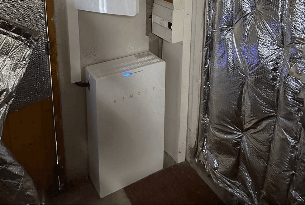 Photo d'une maison à Saint-Ouen-en-Belin en France équipée d’une batterie solaire Atmoce dont l'installation a été faite par Solarock.