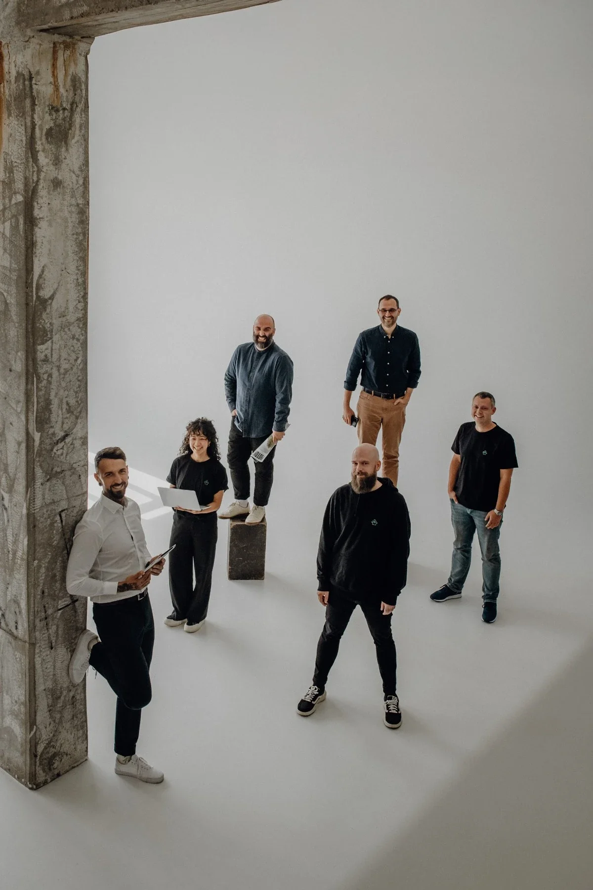 Künstlerisches Portrait von Fatima inmitten tropischer Pflanzen, fotografiert im Wytspace Fotostudio und Mietstudio in Erfurt.