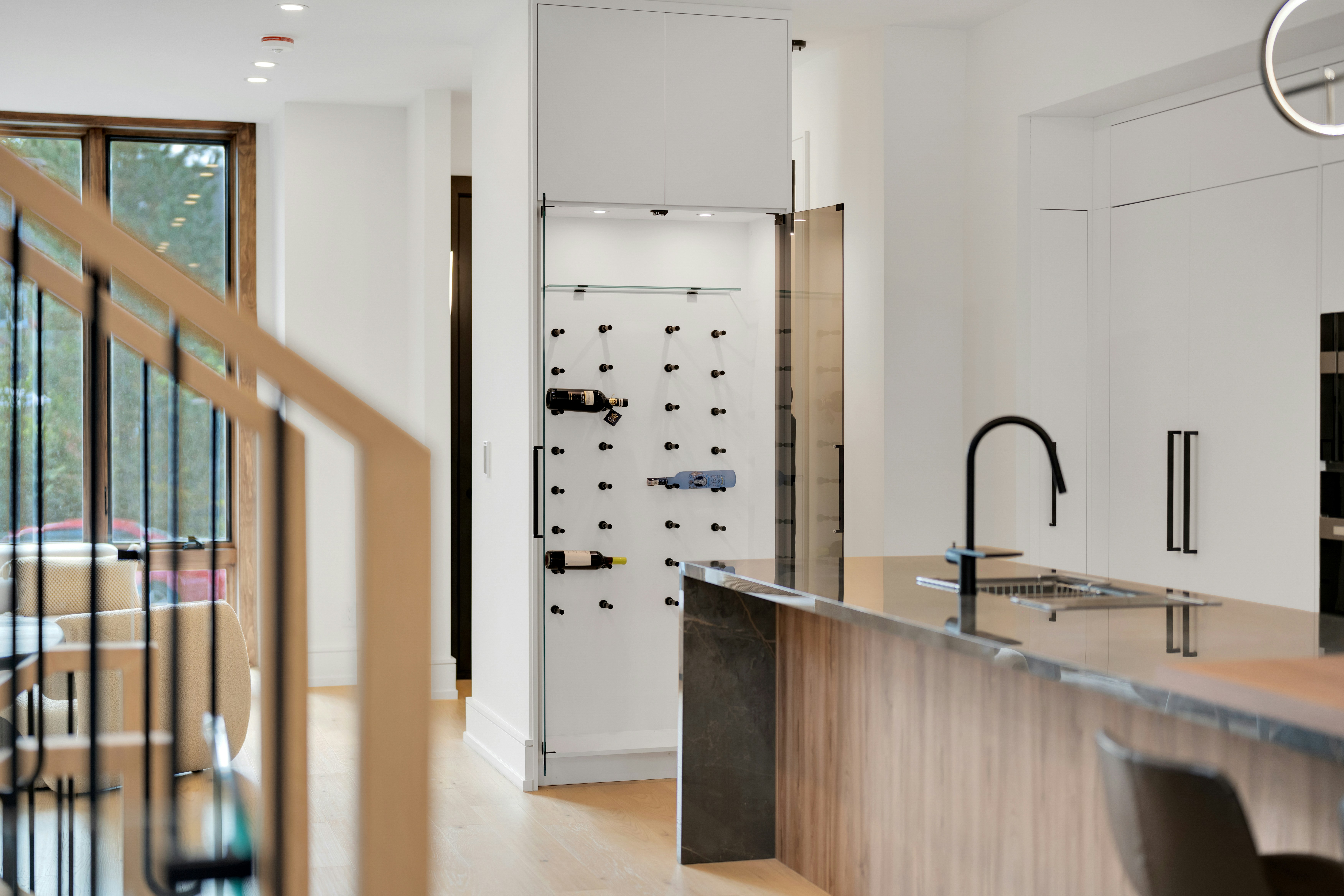 Cave vitrée intégrée à une cuisine - Maison Borio