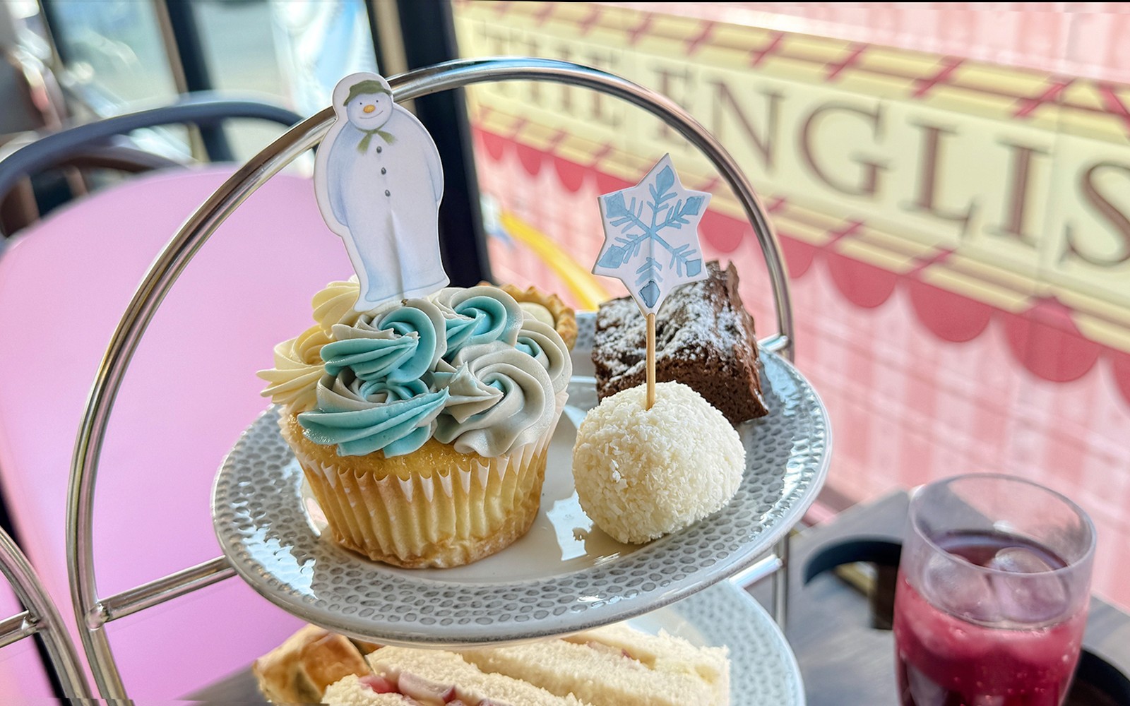 在倫敦的《雪人》下午茶巴士上，帶有雪人裝飾的杯形蛋糕。