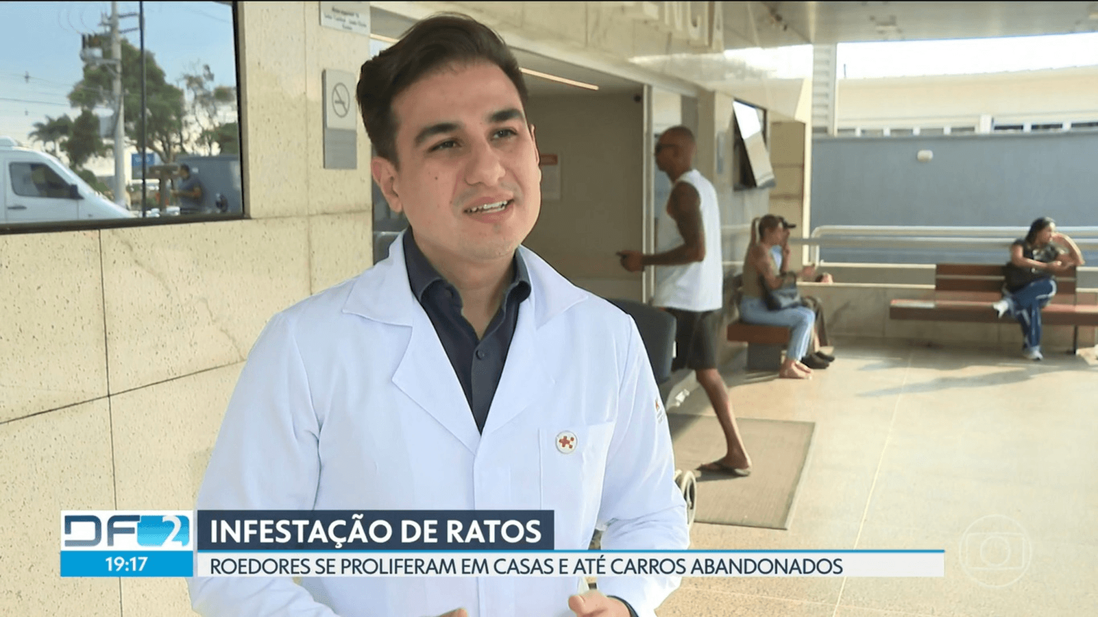 Pessoa com as mãos em panela quente