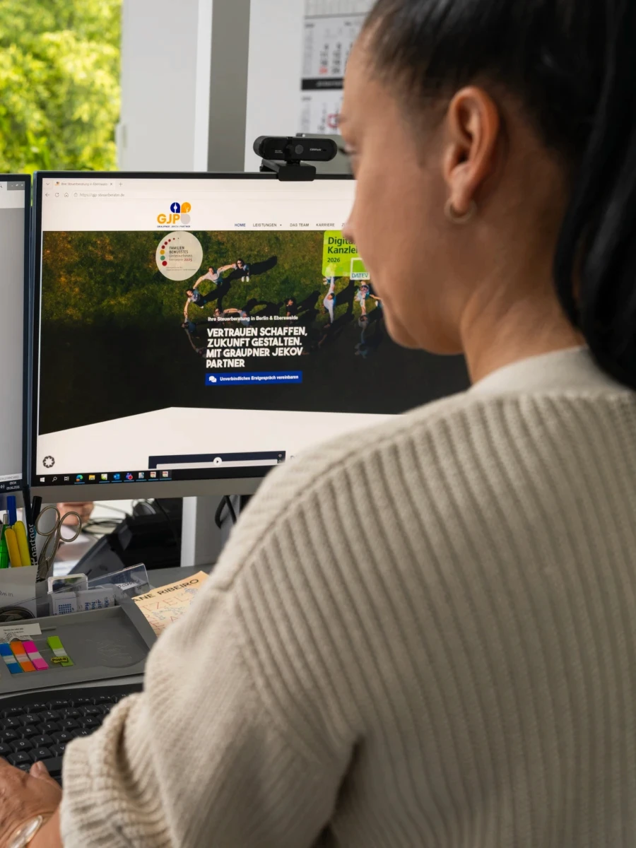 Mitarbeiterin der GJP Steuerberatung arbeitet am Computer