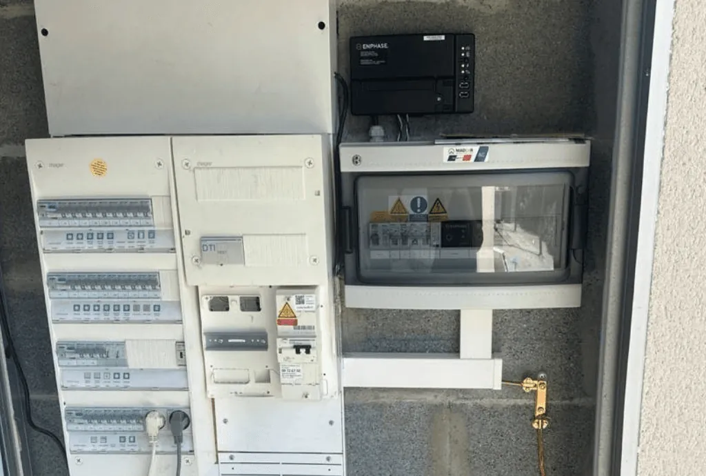 Photo du tableau électrique d'une maison en Seine-Maritime équipée de panneaux photovoltaïques dont l'installation a été faite par Solarock.