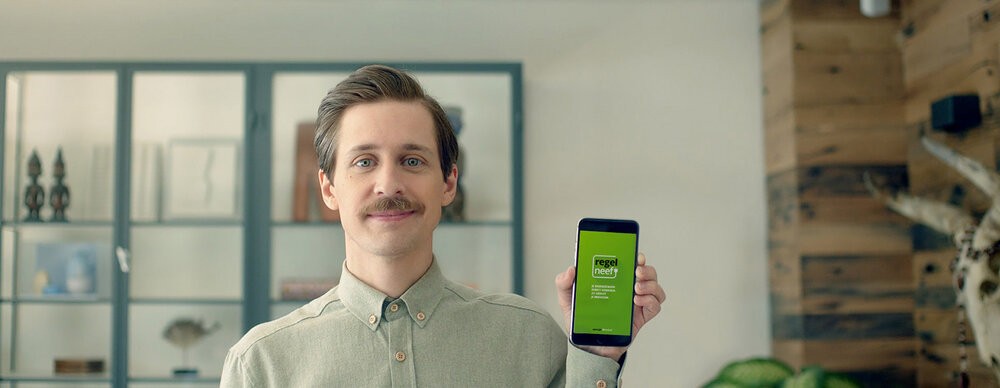Man die telefoon vasthoudt met app van Energie Direct open.