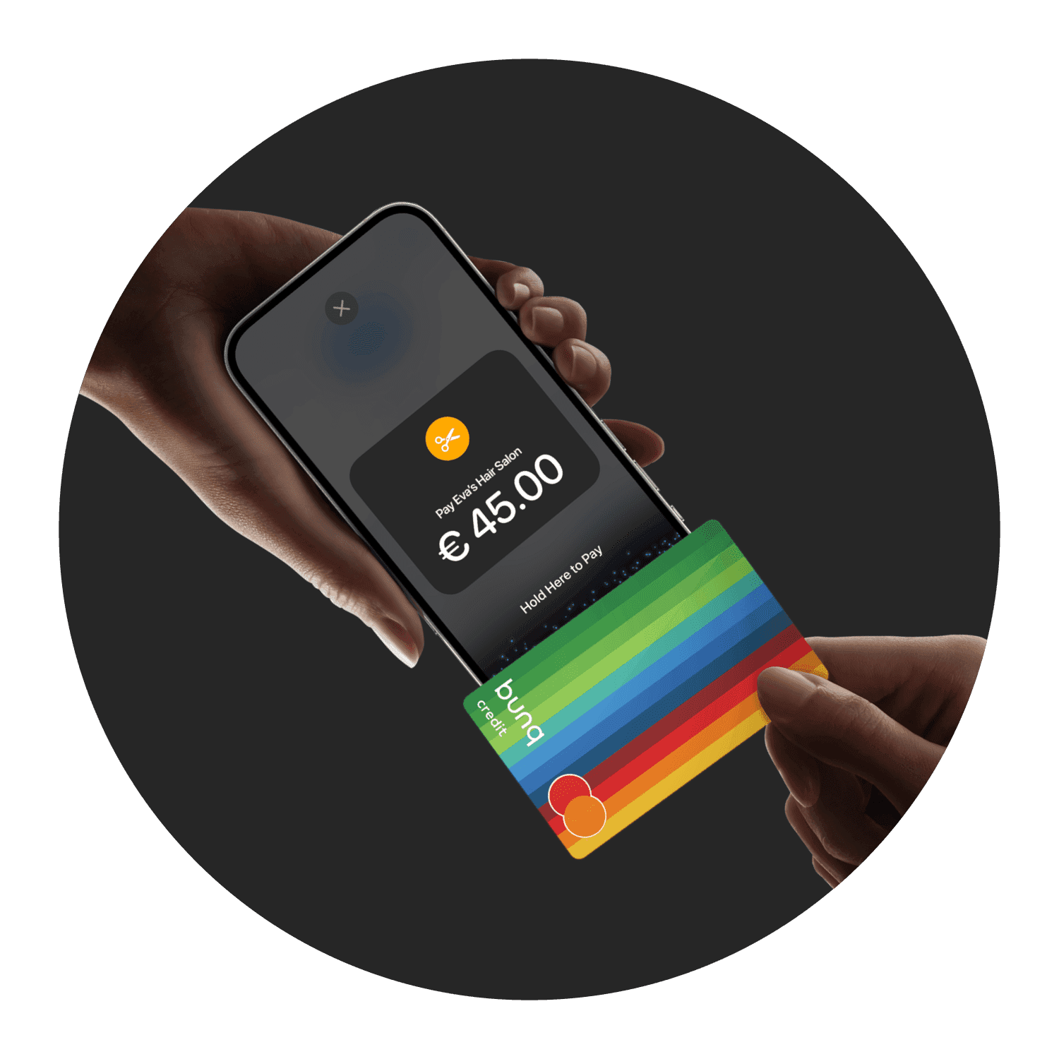 Een hand houdt een smartphone vast met daarop een kaartlezer, terwijl een andere hand een kleurrijke kaart aanbiedt voor betaling.